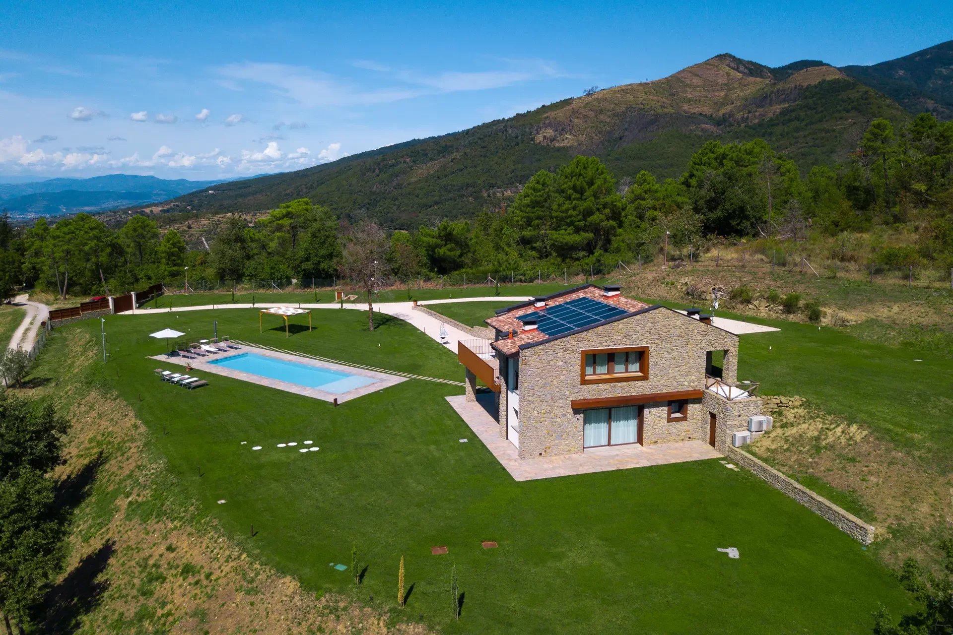  VILLA MODERNA CON PISCINA IN VENDITA IN POSIZIONE PANORAMICA, REGGELLO