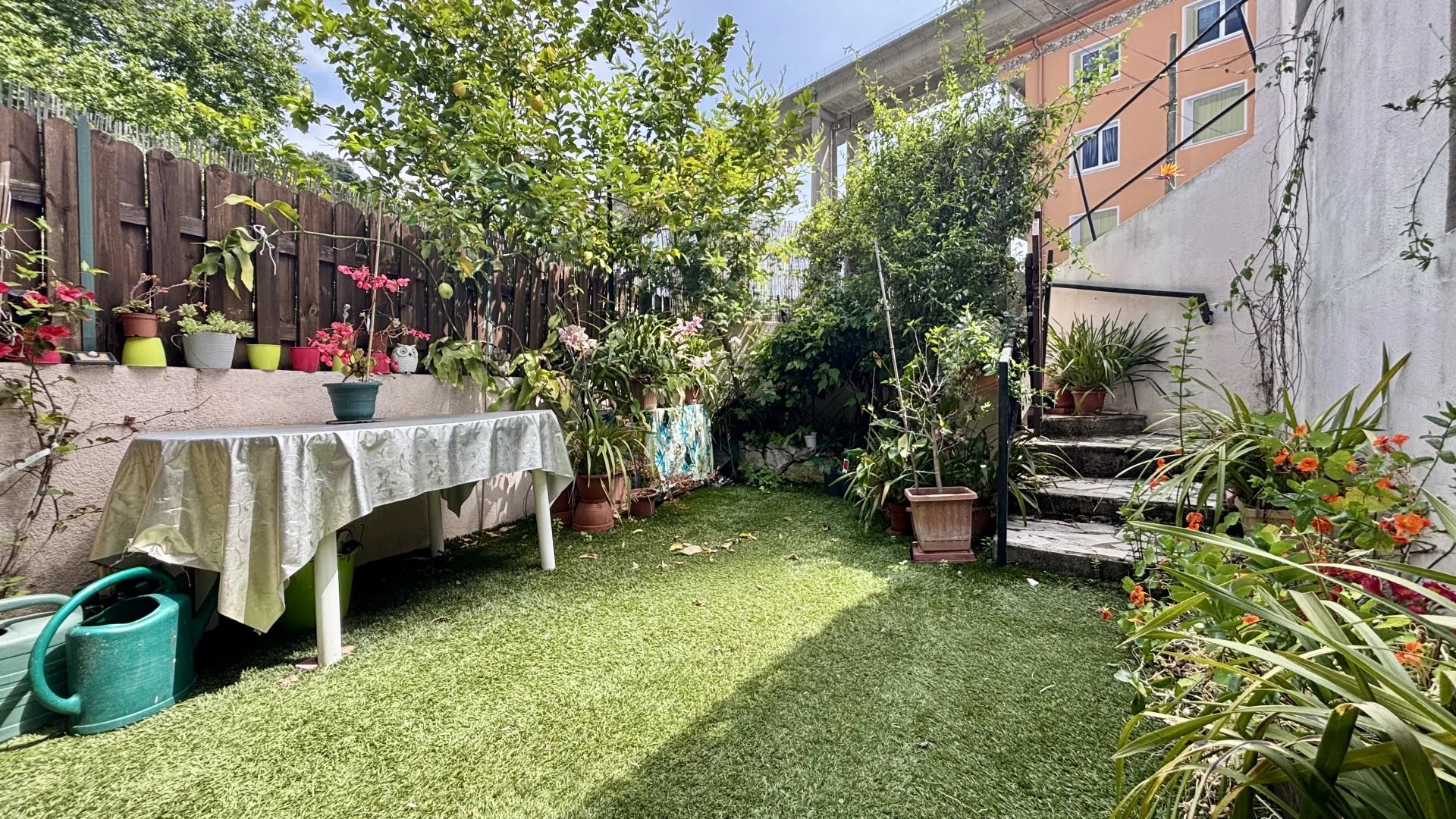 MENTON - Quartier du Carei - STUDIO avec coin nuit / Terrasses & parking