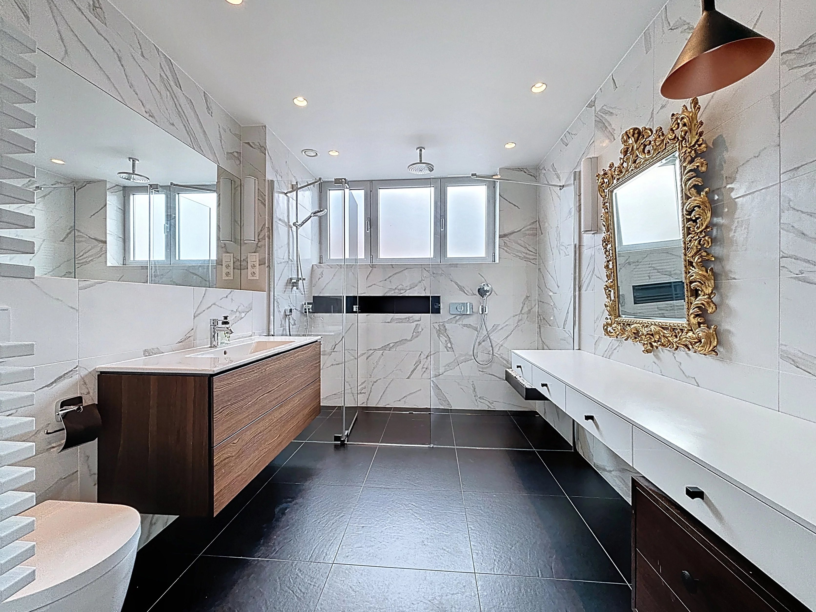 Renovated 4-bedroom penthouse 235 m2 + garage