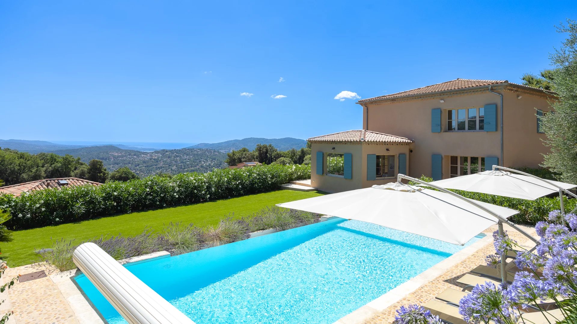 Villa familiale avec vue panoramique dans un domaine résidentiel