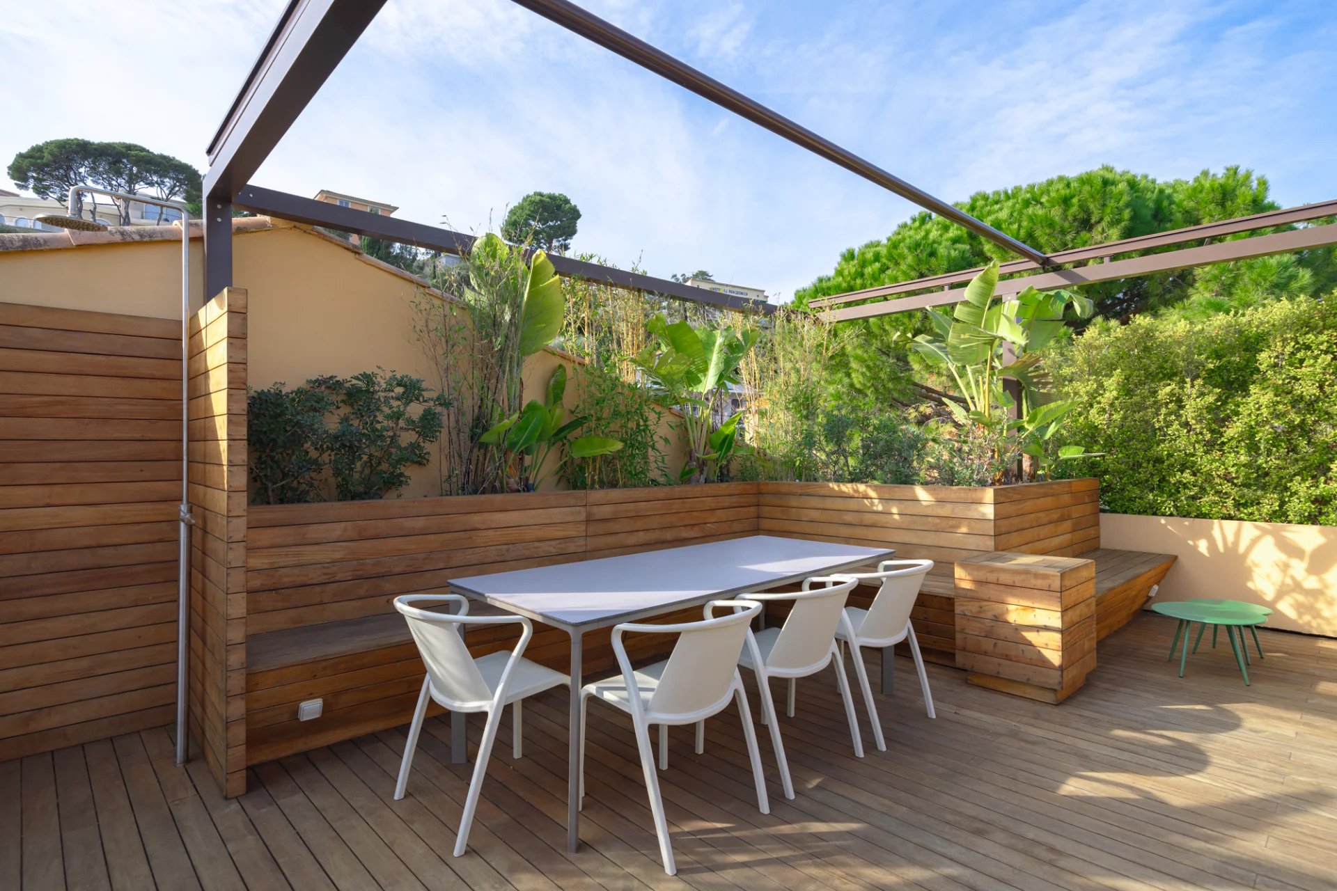 3-bedroom top floor duplex with rooftop terrace and sea views