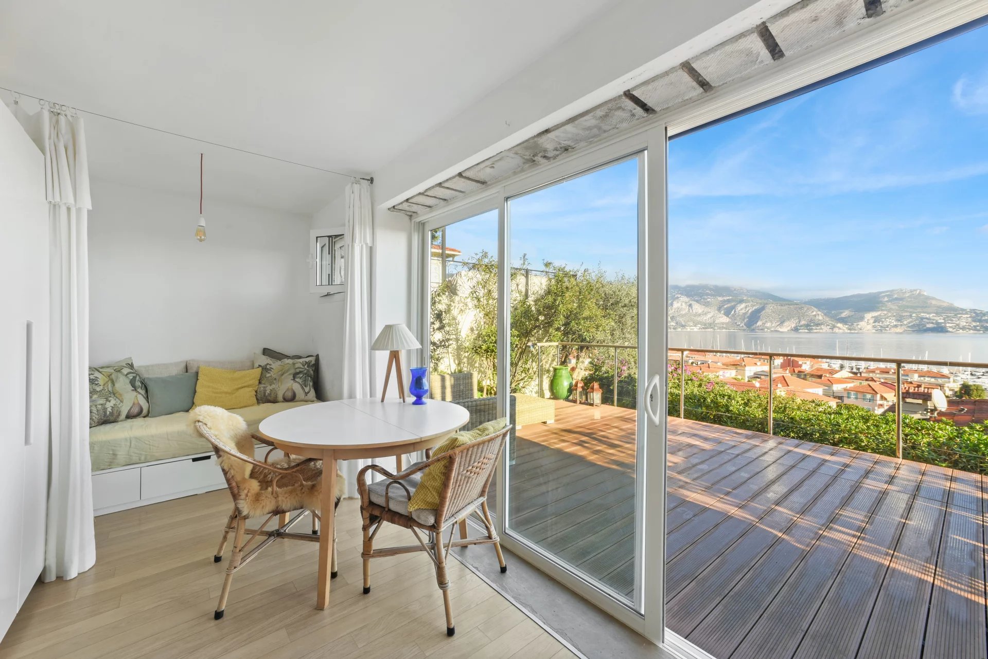 Apartment with 28 m² terrace, panoramic sea view and parking