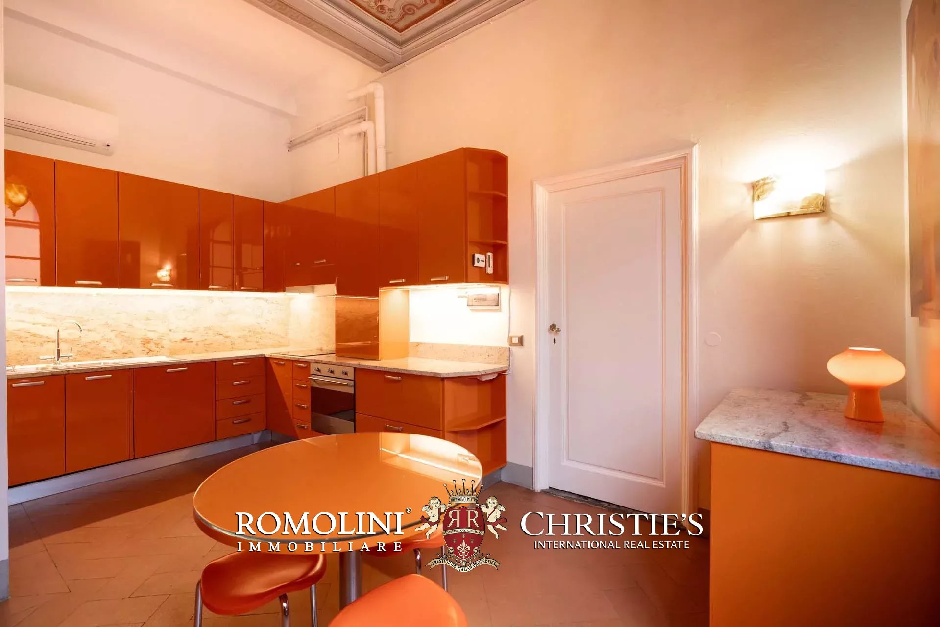 PRACHTVOLLER RESTAURIERTER PALAZZO MIT BLICK AUF DAS HISTORISCHE ZENTRUM VON FLORENZ ZU VERKAUFEN