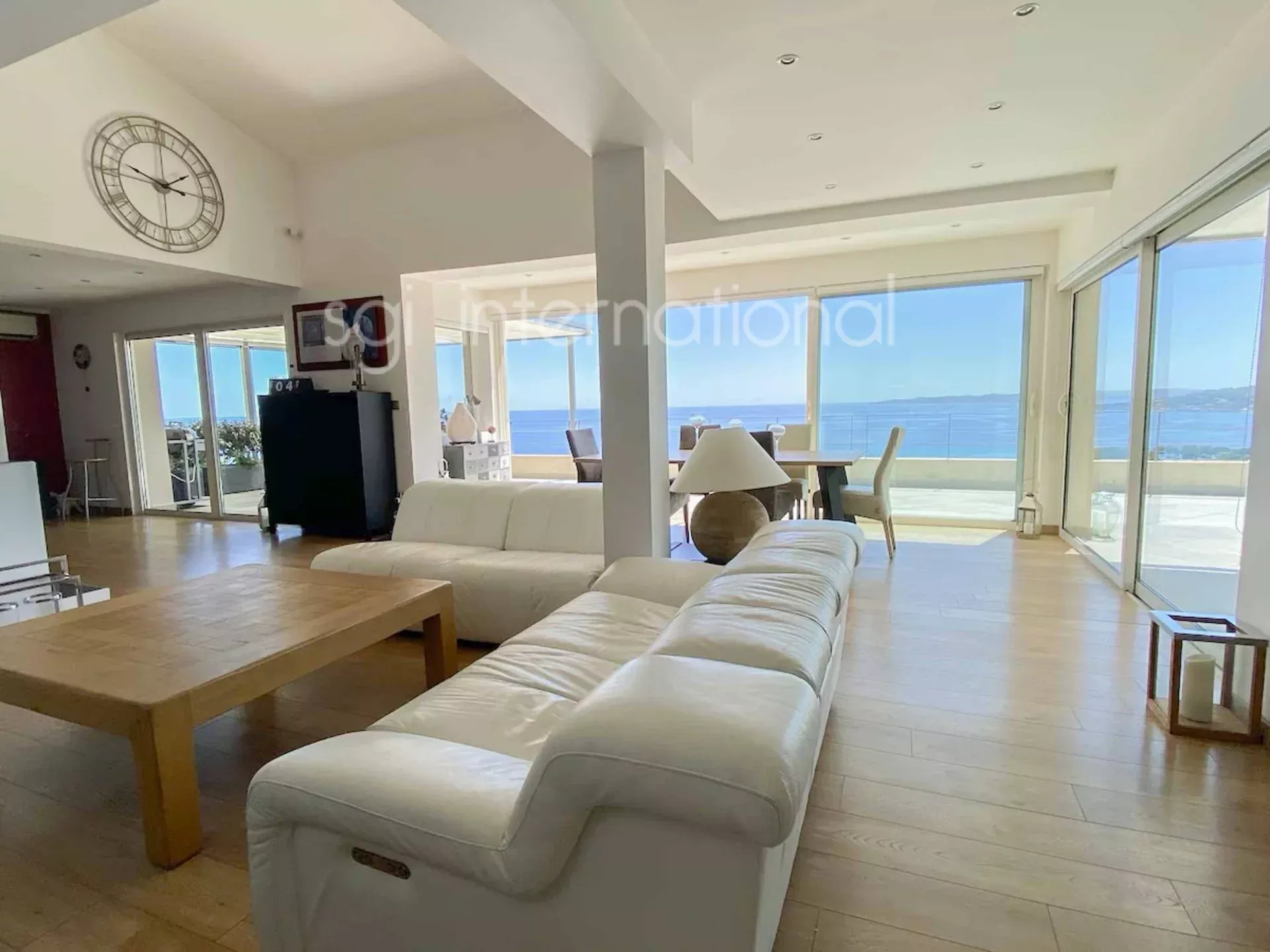 Sainte-Maxime – Moderne Villa mit Panoramablick auf das Meer