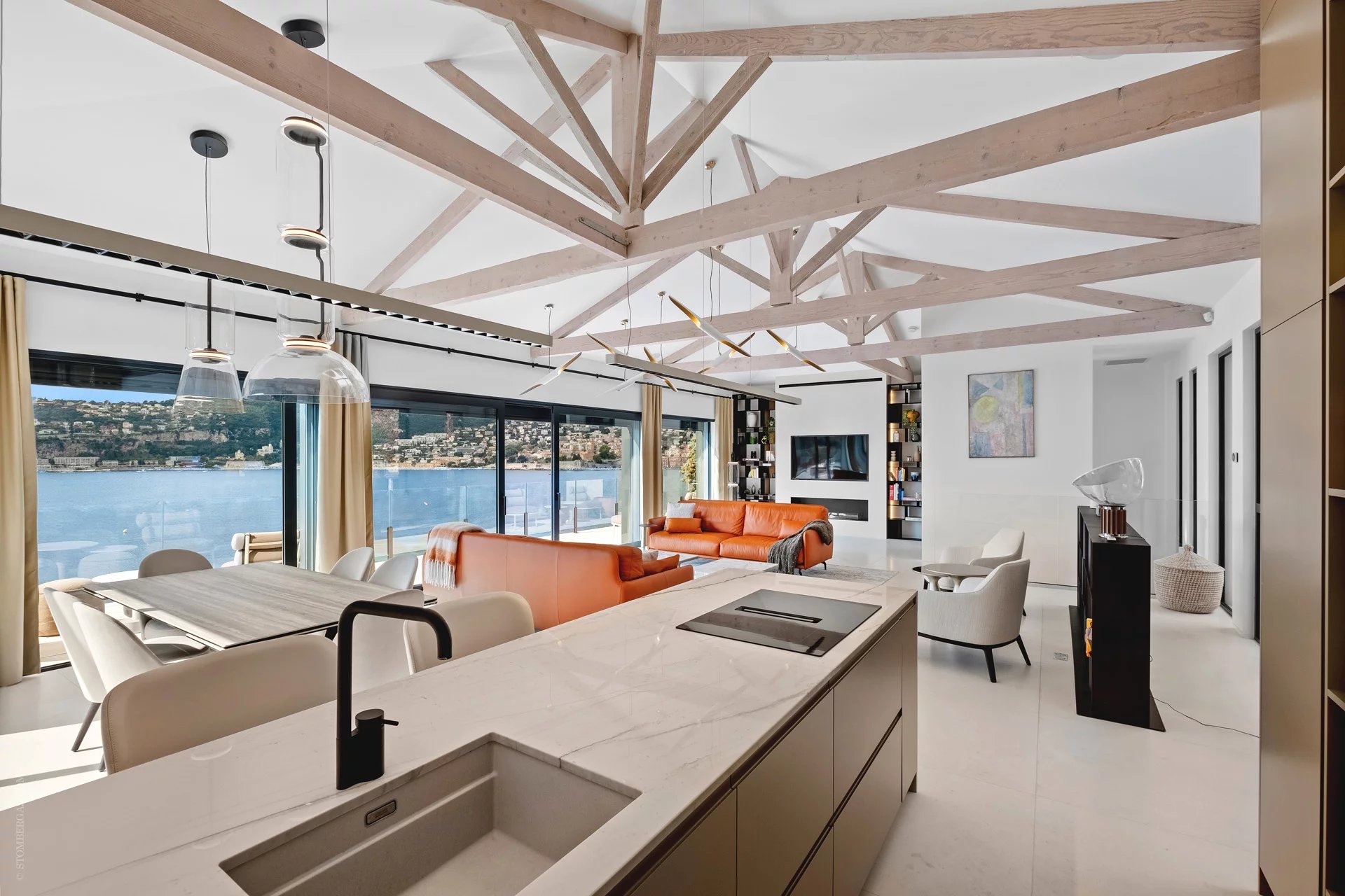 Design de bon goût avec vue panoramique sur la baie de Villefranche