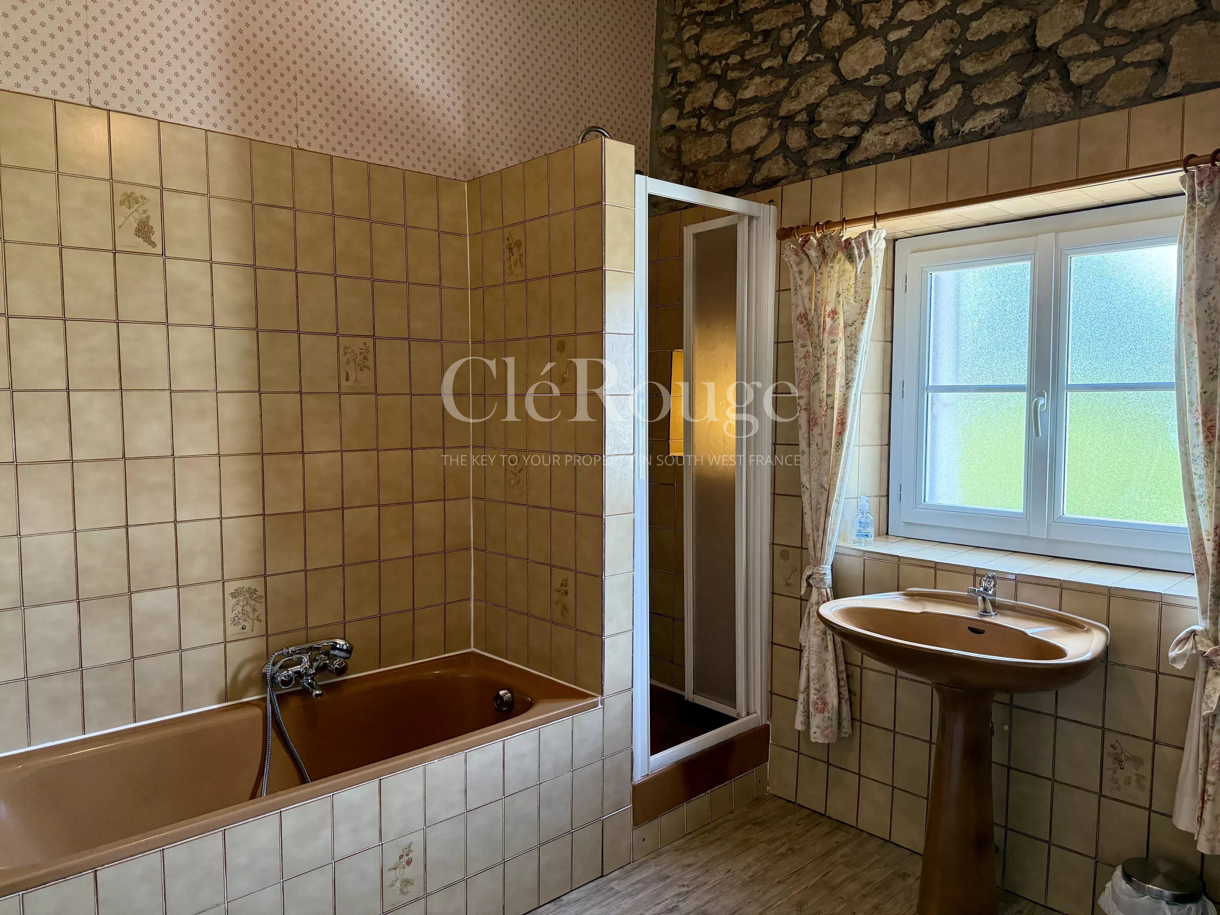 Beautiful property consisting of three houses, barns and swimming pool, just 50 minutes from Bordeaux