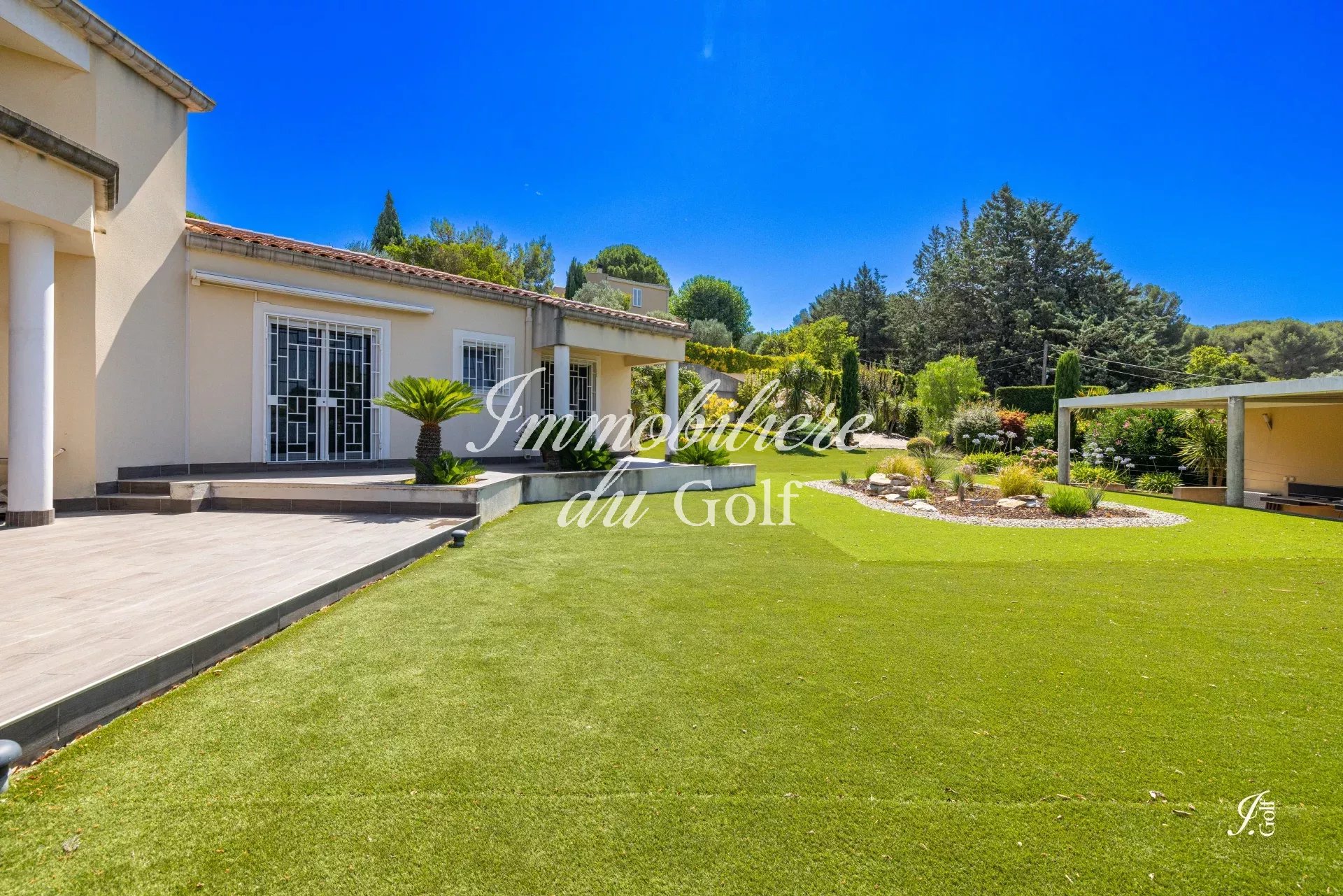 COEUR DE FAMILLE - Villa T6 de 232 m² - Terrain de 2000 m² - Garage - 13011 Les camoins