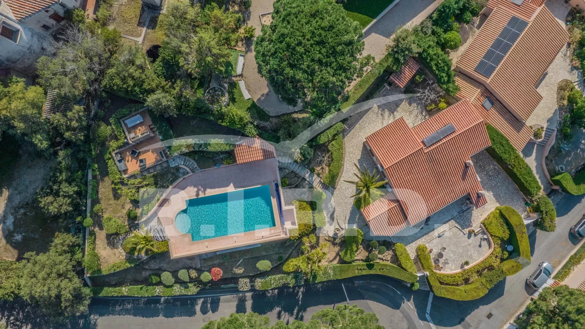 SAINTE MAXIME : VILLA AVEC PISCINE DANS QUARTIER PRISE