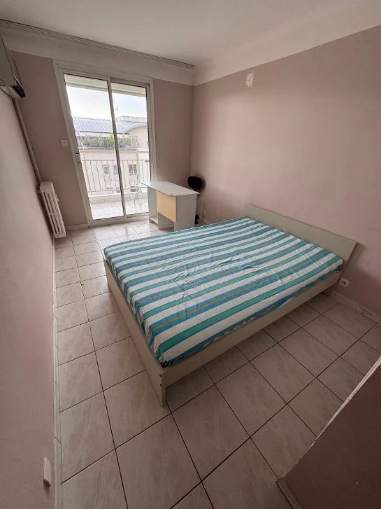 Meublé: Chambre de 13m² dans un trois pièces de 69m²
