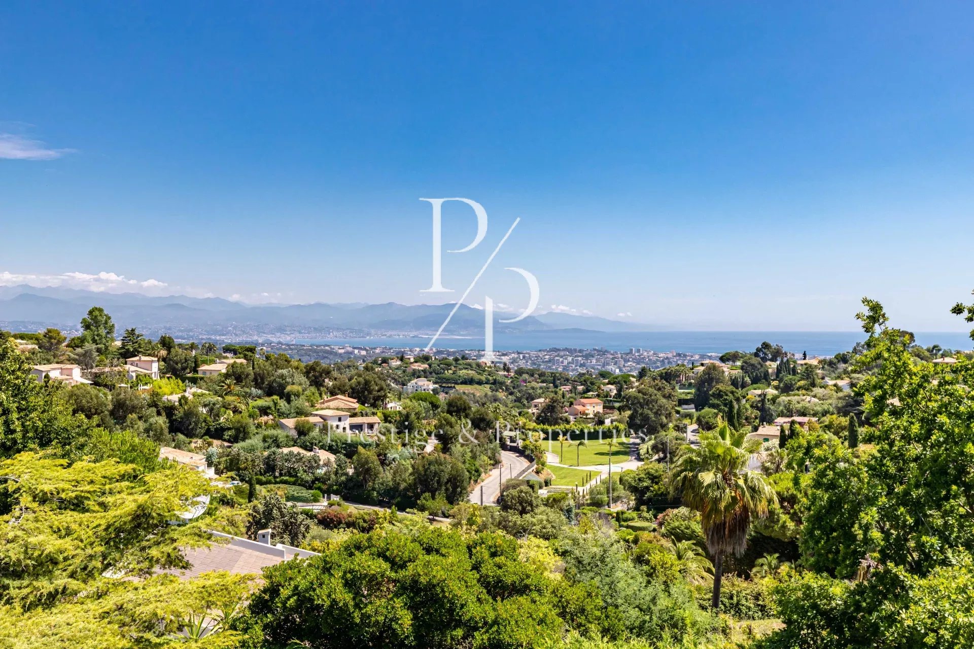 For Sale - Contemporary villa with panoramic sea and mountain views - Cannes Super Cannes