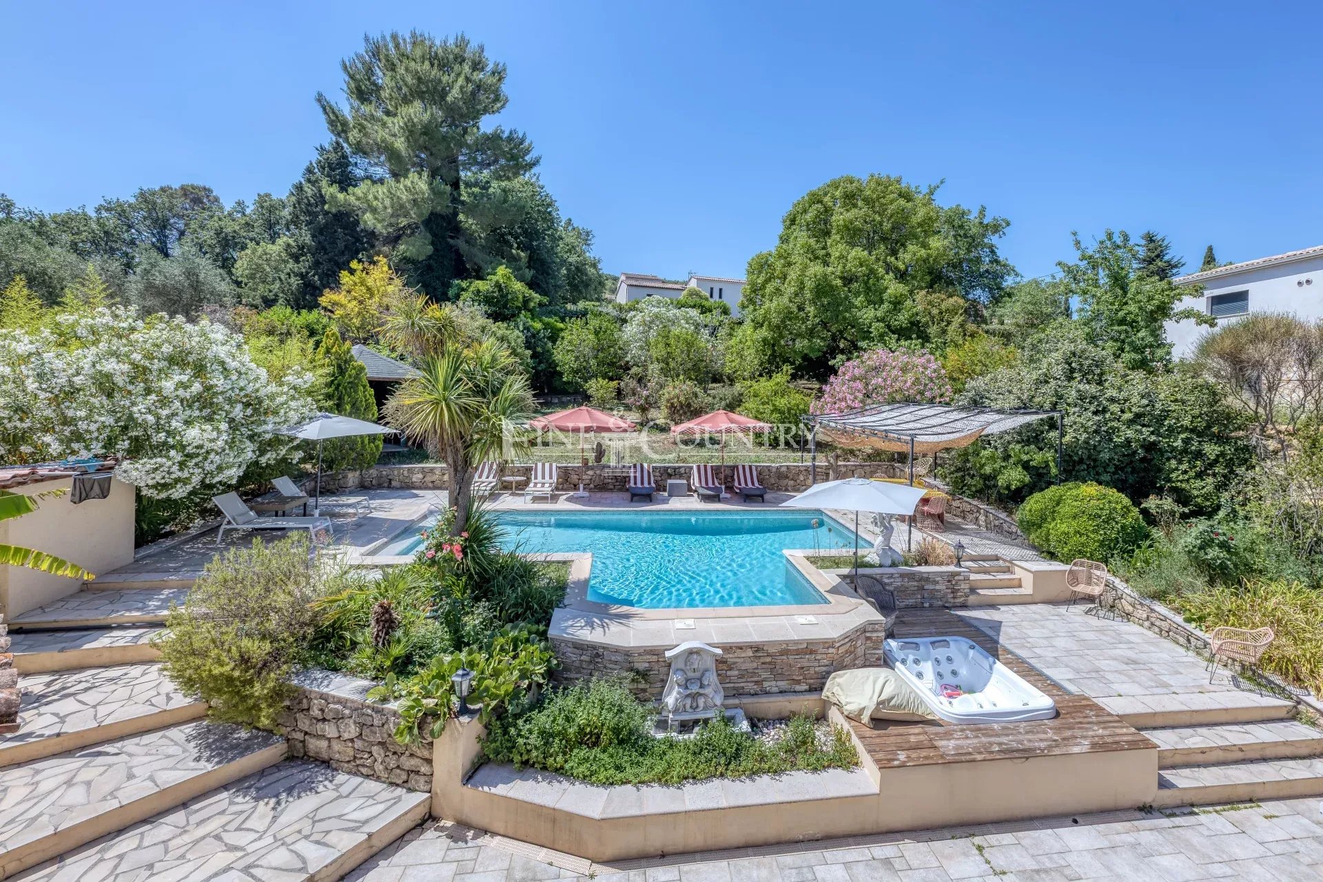 Photo of For sale  Villa in Valbonne - Panoramic view