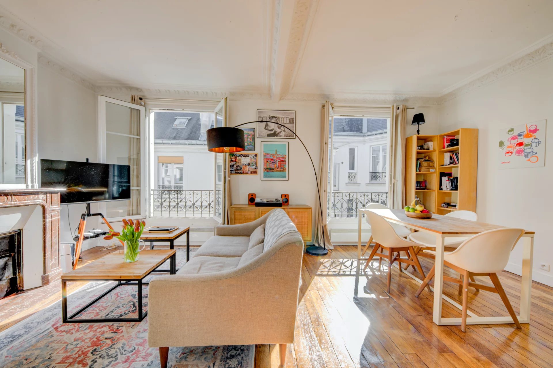 APPARTEMENT DEUX PIÈCES - QUARTIER CONDORCET / ROCHECHOUART - 75 - Image Array