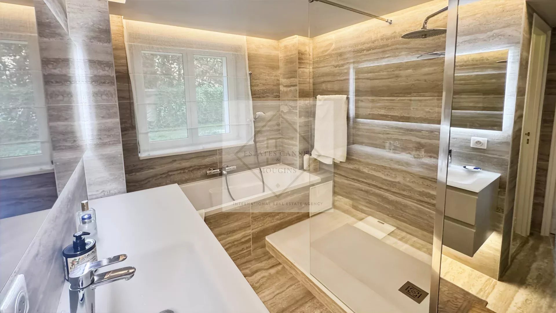 Emplacement Privilégié au Cœur de Cannes : Maison de Ville avec Piscine et Stationnement Privatif — photo 7
