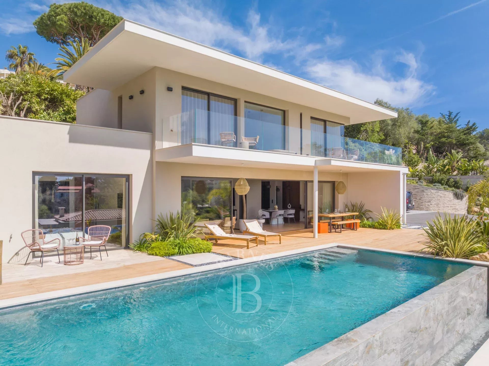 CLOSE TO CANNES - CONTEMPORARY VILLA OVERLOOKING THE ESTEREL - 4 CHAMBRES