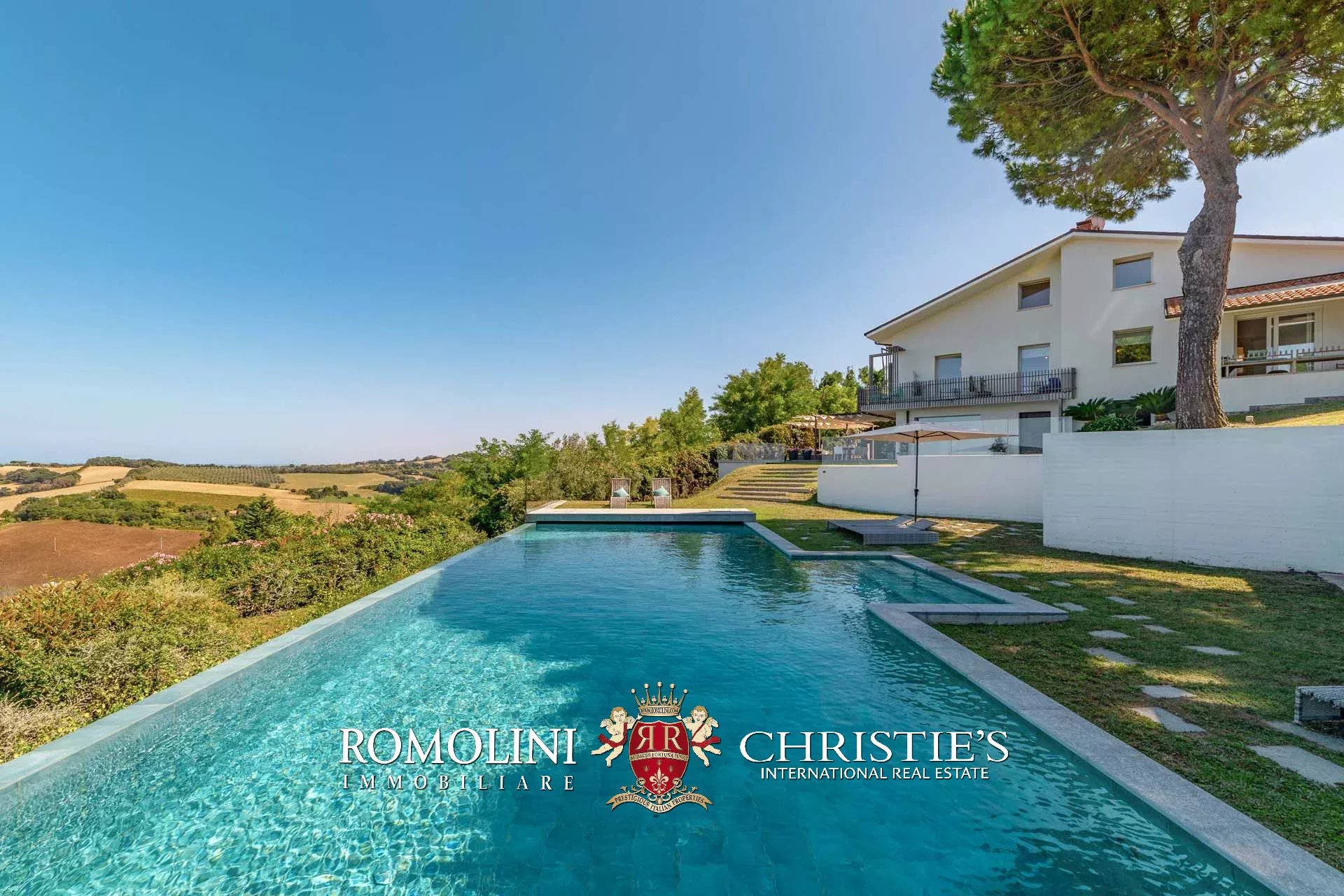 6 Bedroom Villa/Townhouse's Image 9