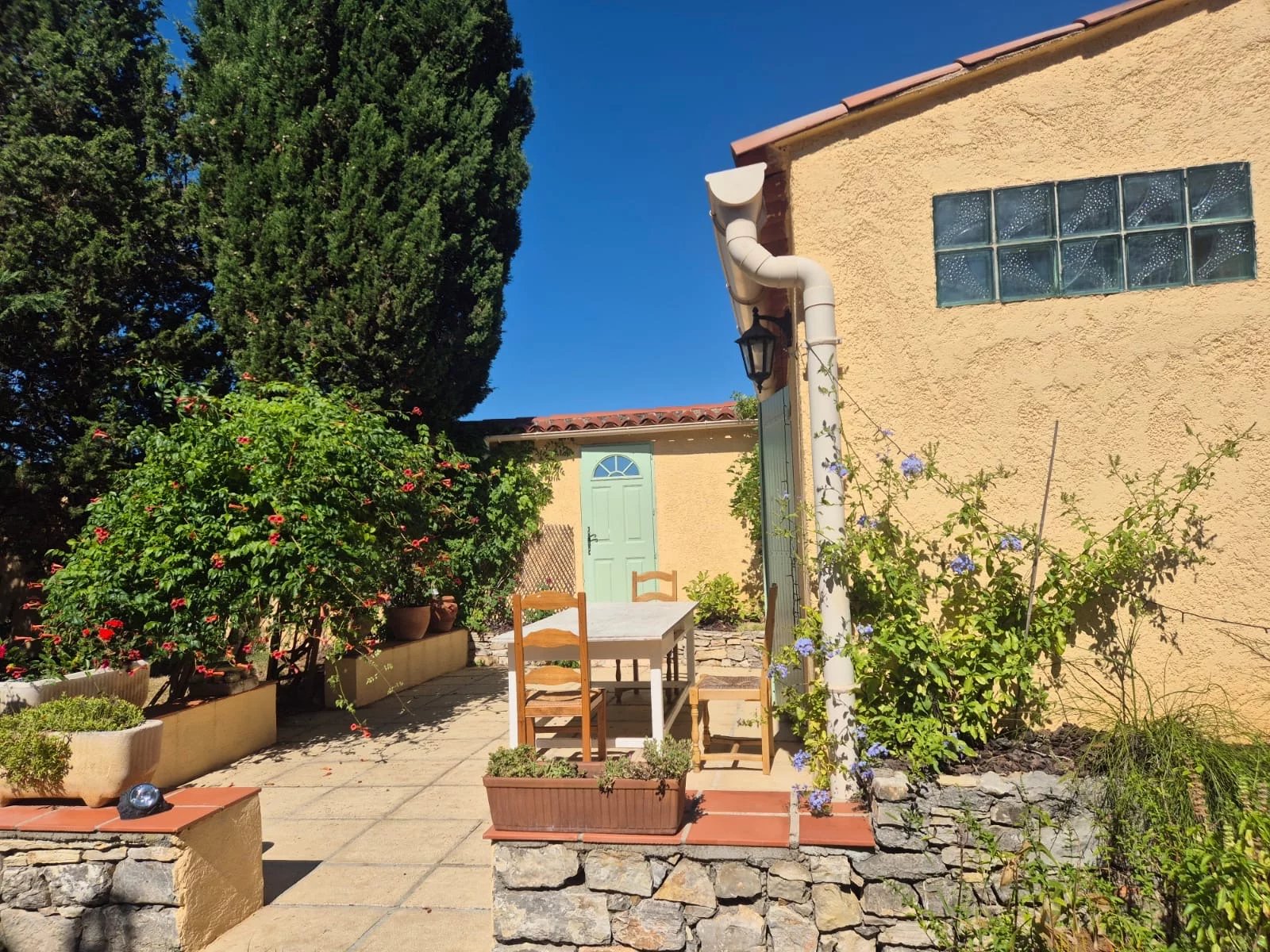 SOLE AGENCY LORGUES 3 BEDROOMS VILLA