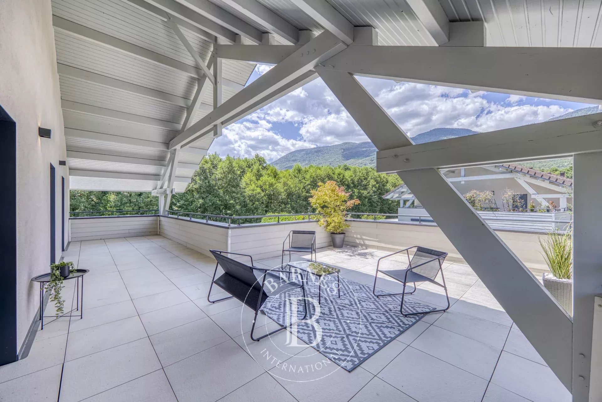 BARNES Pays de Gex – DIVONNE-LES-BAINS – SECTEUR RÉSIDENTIEL – VILLA D’ARCHITECTE RÉNOVÉE AVEC PISCINE - picture 26