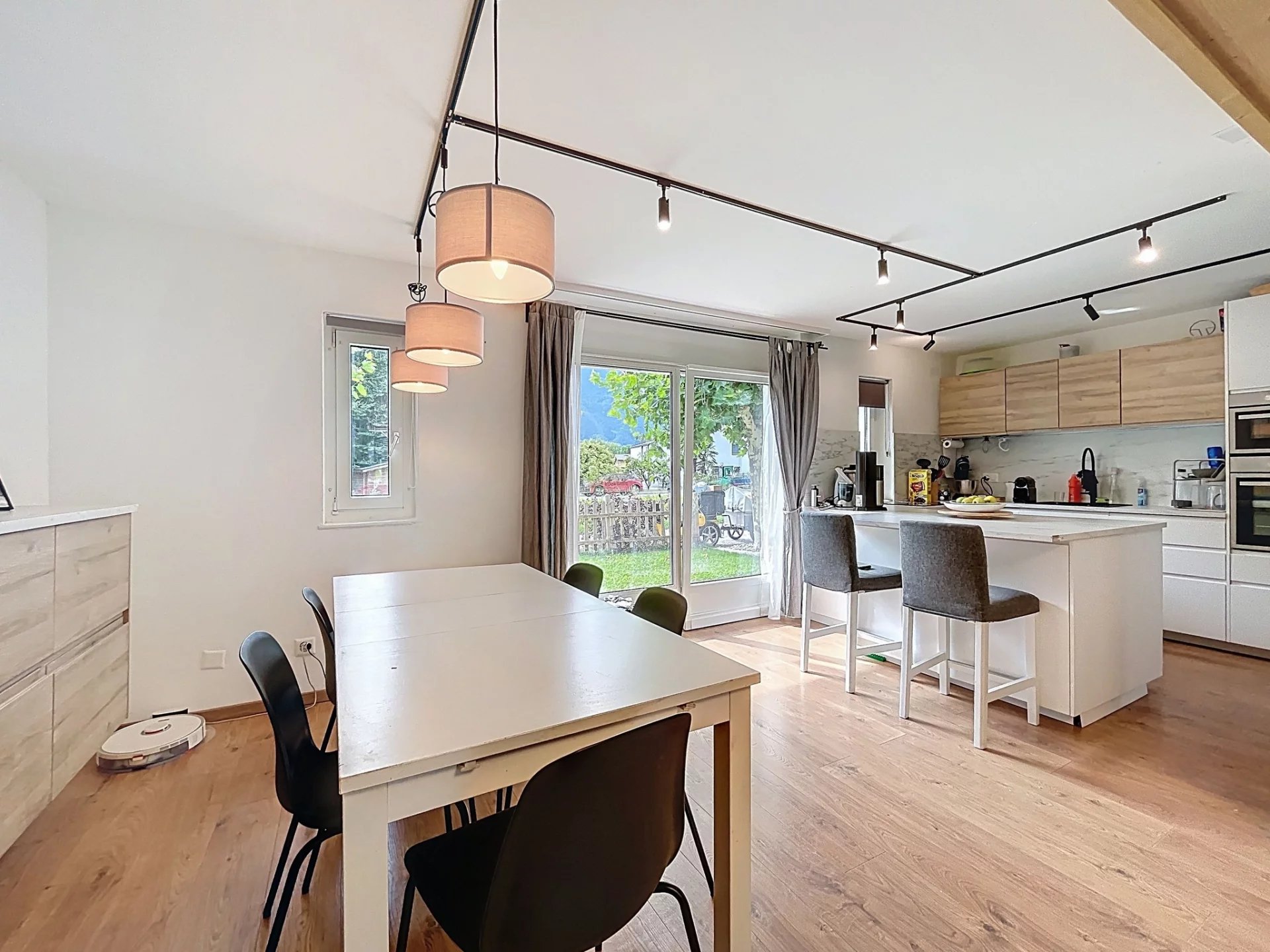 Charmante villa contiguë avec grand jardin