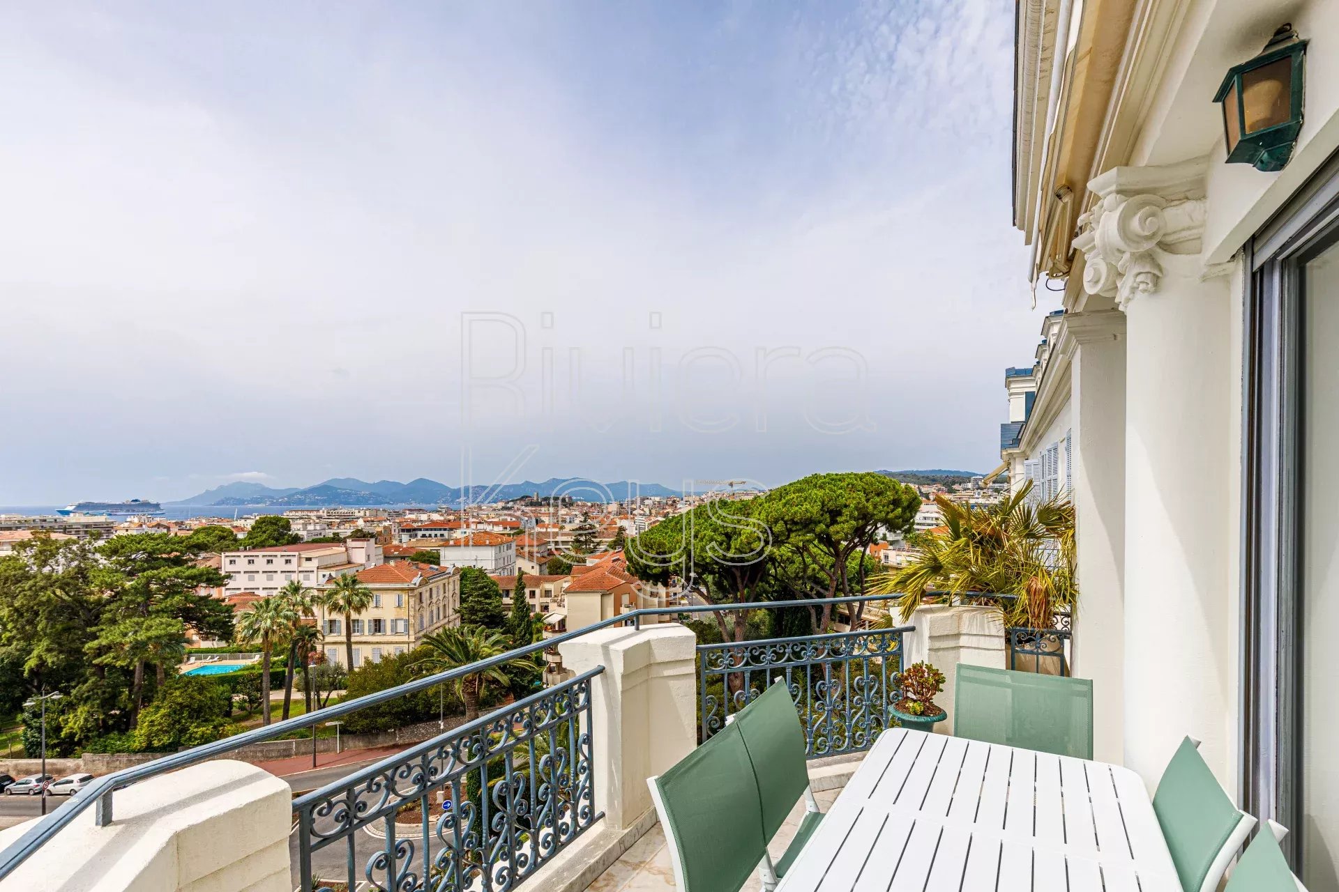 CANNES/MONTFLEURY : 6 P bourgeois, vue mer, dix minutes à pied de la Croisette