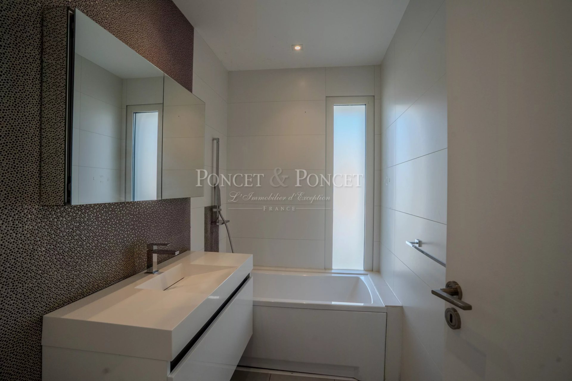 6 Bedroom Villa/Townhouse's Image 3
