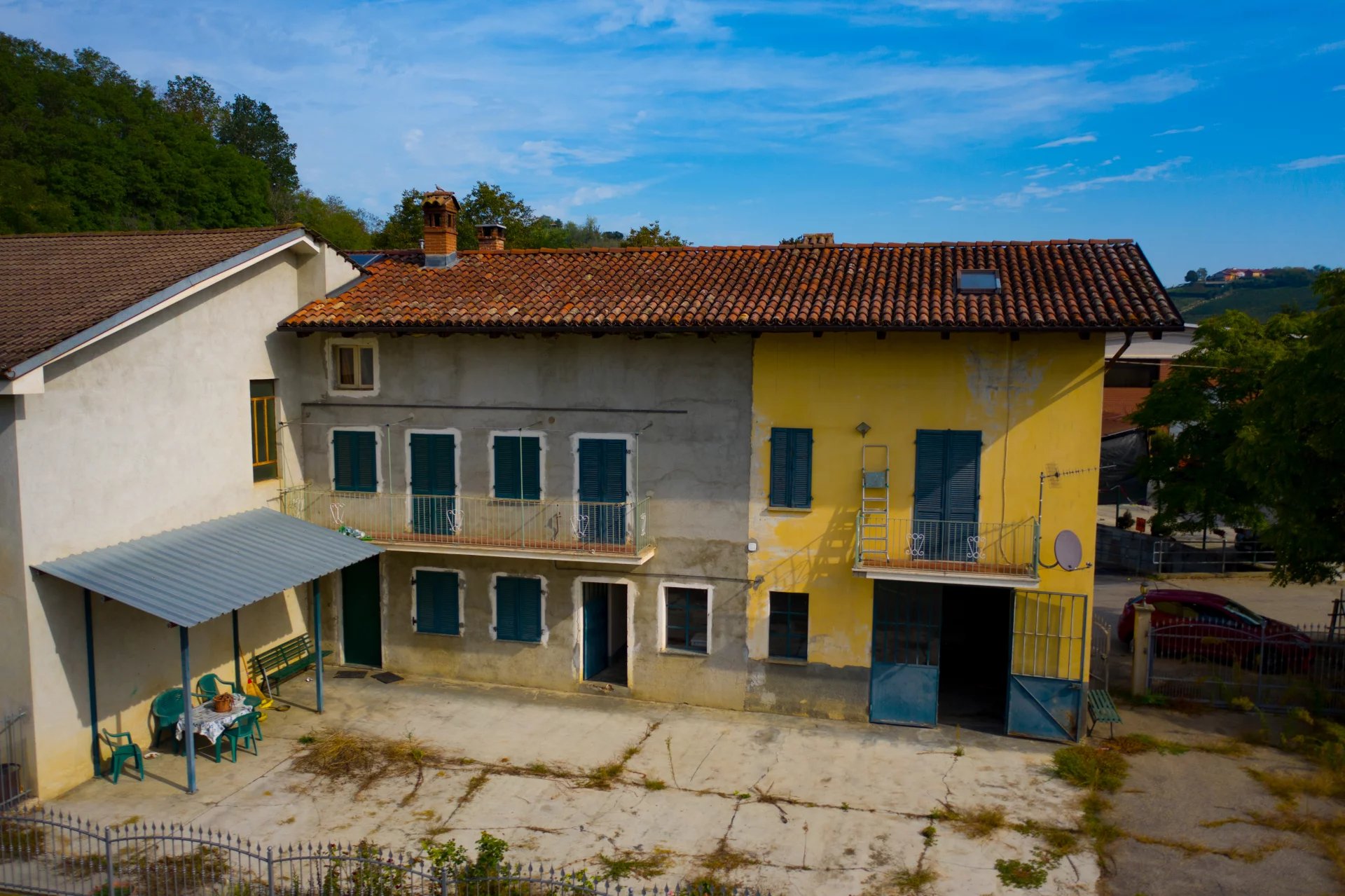 CASA SEMINDIPENDENTE CON CORTILE PRIVATO