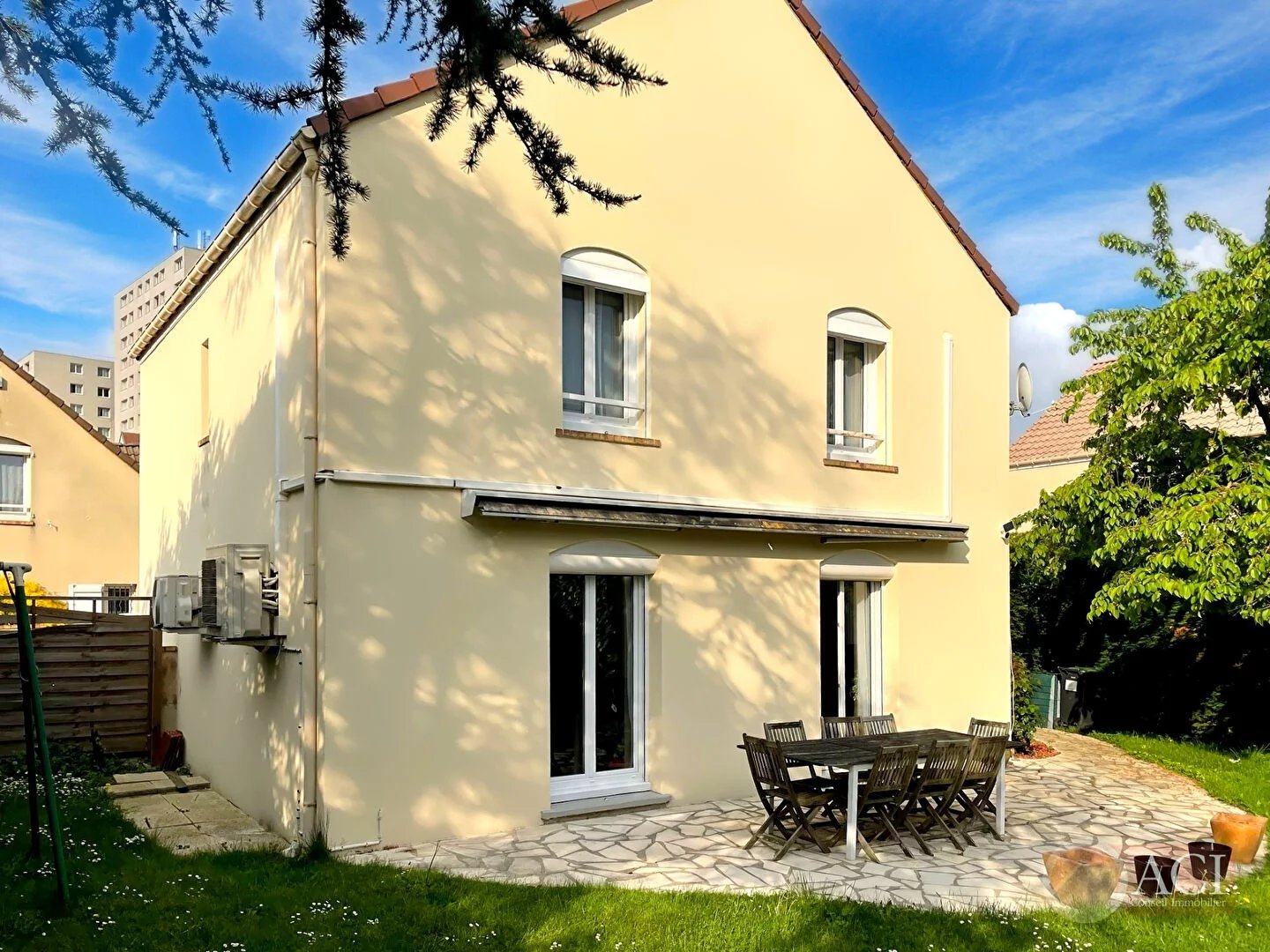 MONTMAGNY - MAISON FAMILIALE