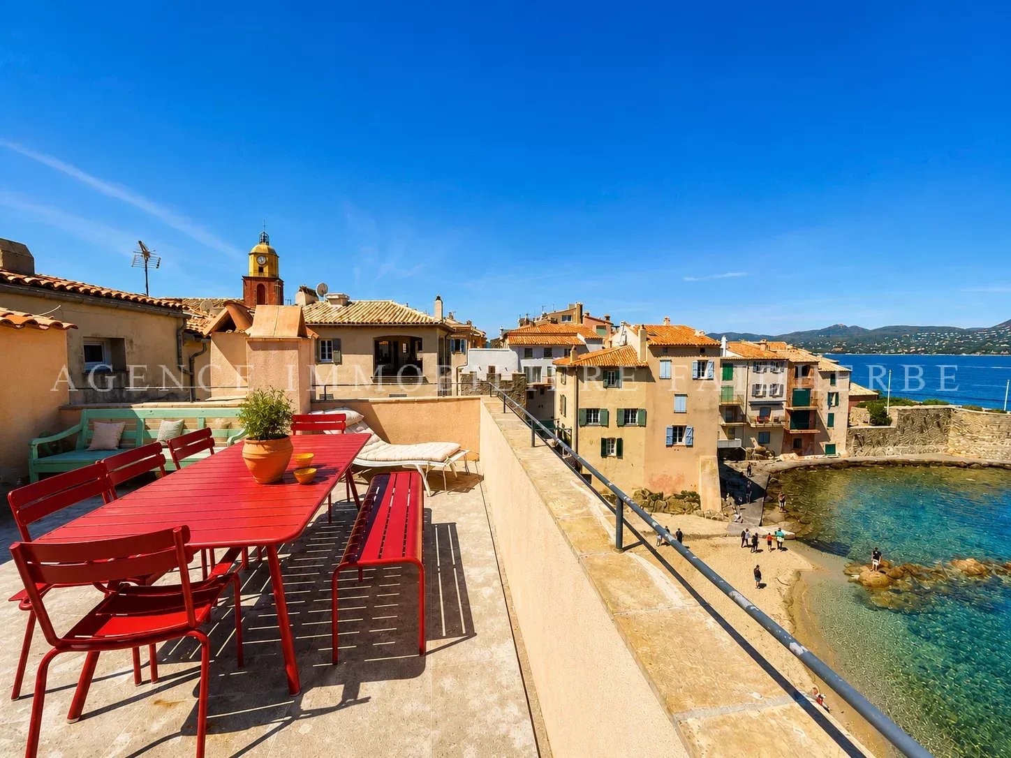 Balcon offrant une vue spectaculaire sur la mer dans un quartier charmant.