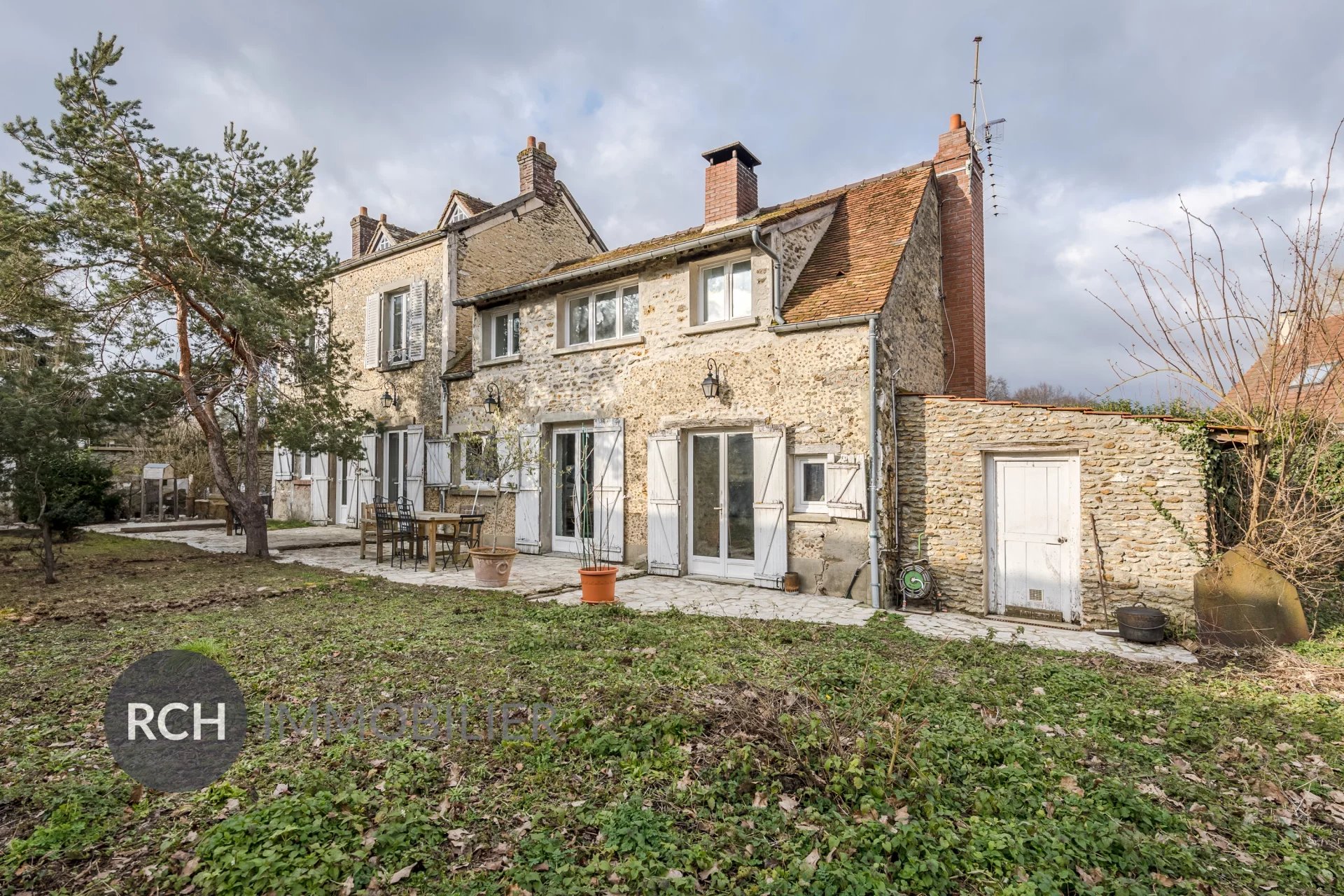 Montfort l'Amaury - Maison ancienne rénovée avec granges aménageables