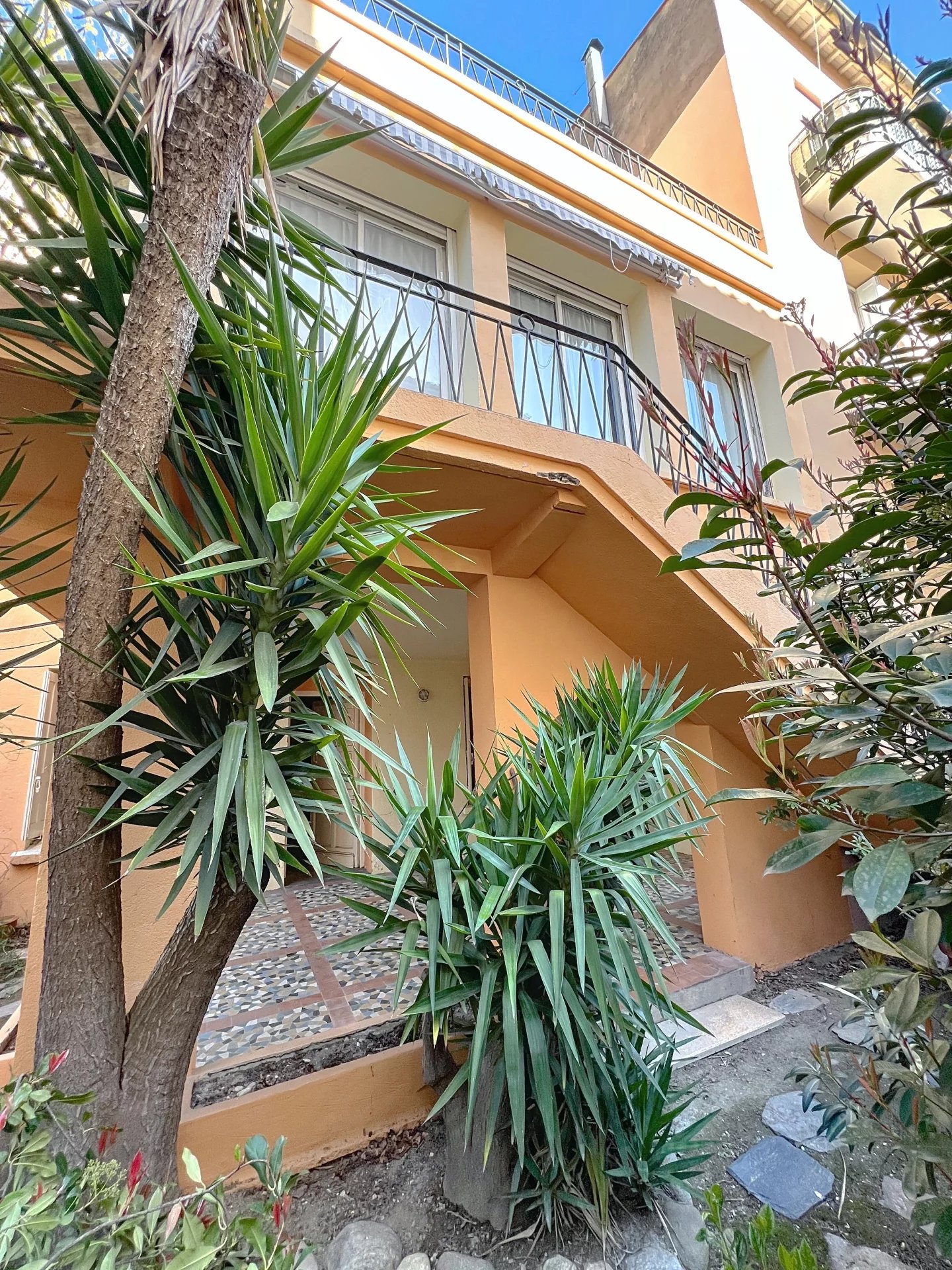 LARGE TOWN HOUSE, PATIO, TERRACE AND GARAGES, PERPIGNAN