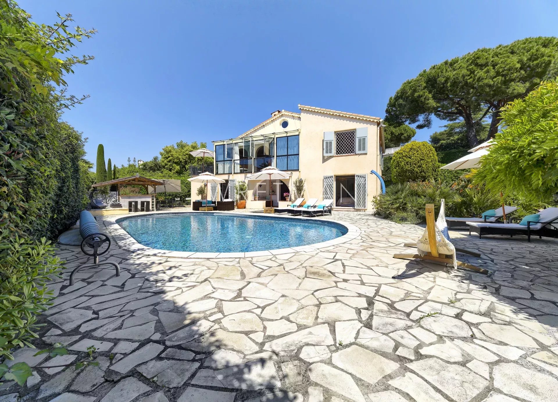 CAP D'ANTIBES - VERSANT OUEST - VILLA AVEC PISCINE A DEUX PAS DE LA MER