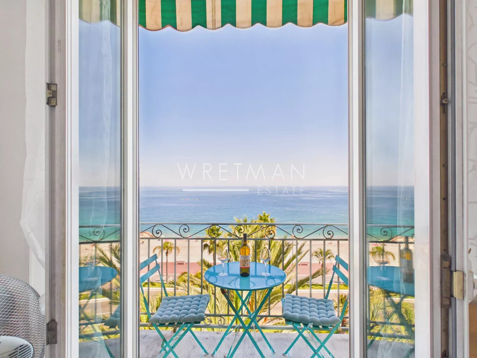 Appartement au dernier étage avec balcon et vue sur la mer – Nice, Promenade des Anglais