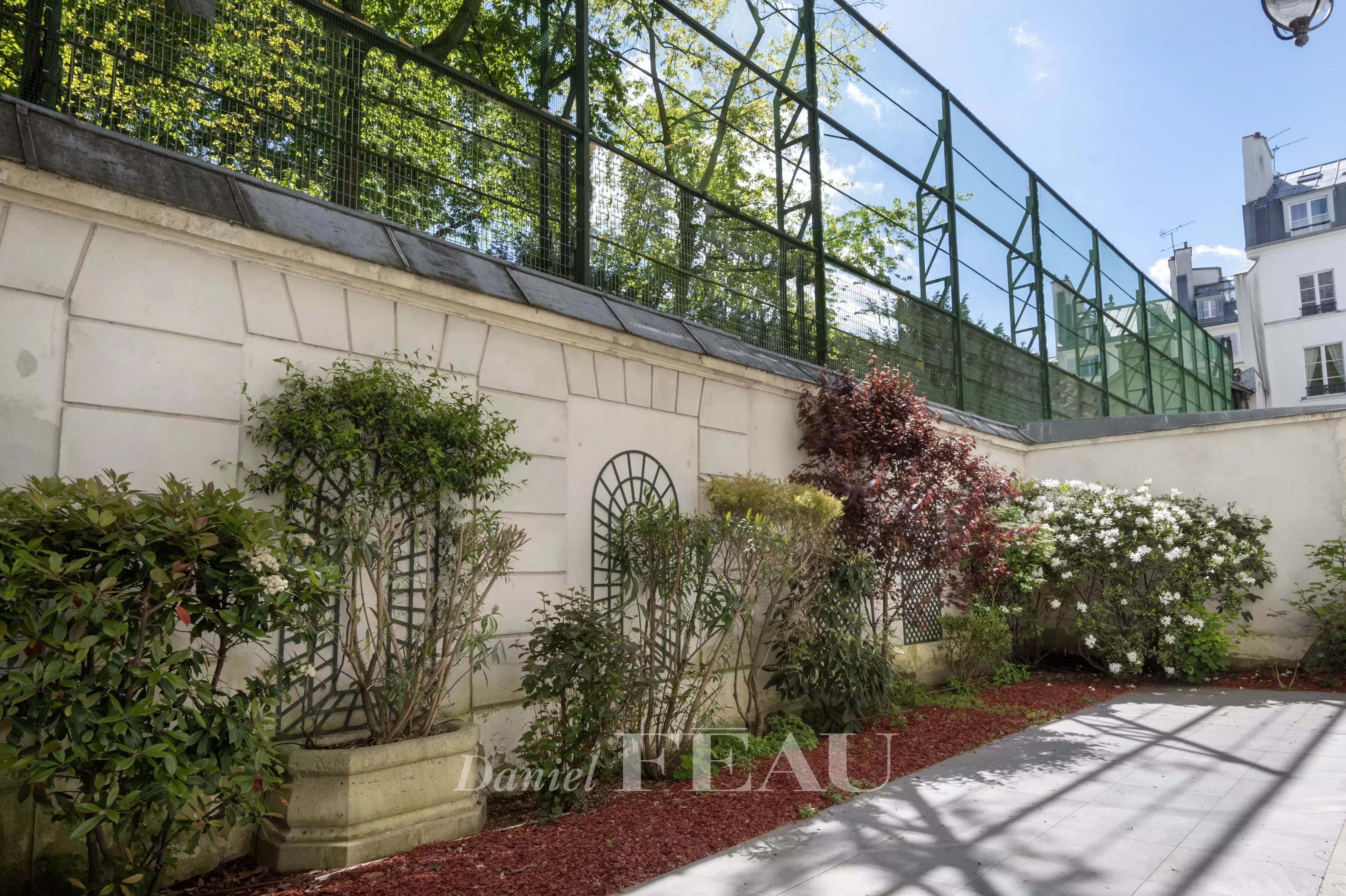 JARDIN 125 M² ACCES CHAMBRES ET SEJOUR