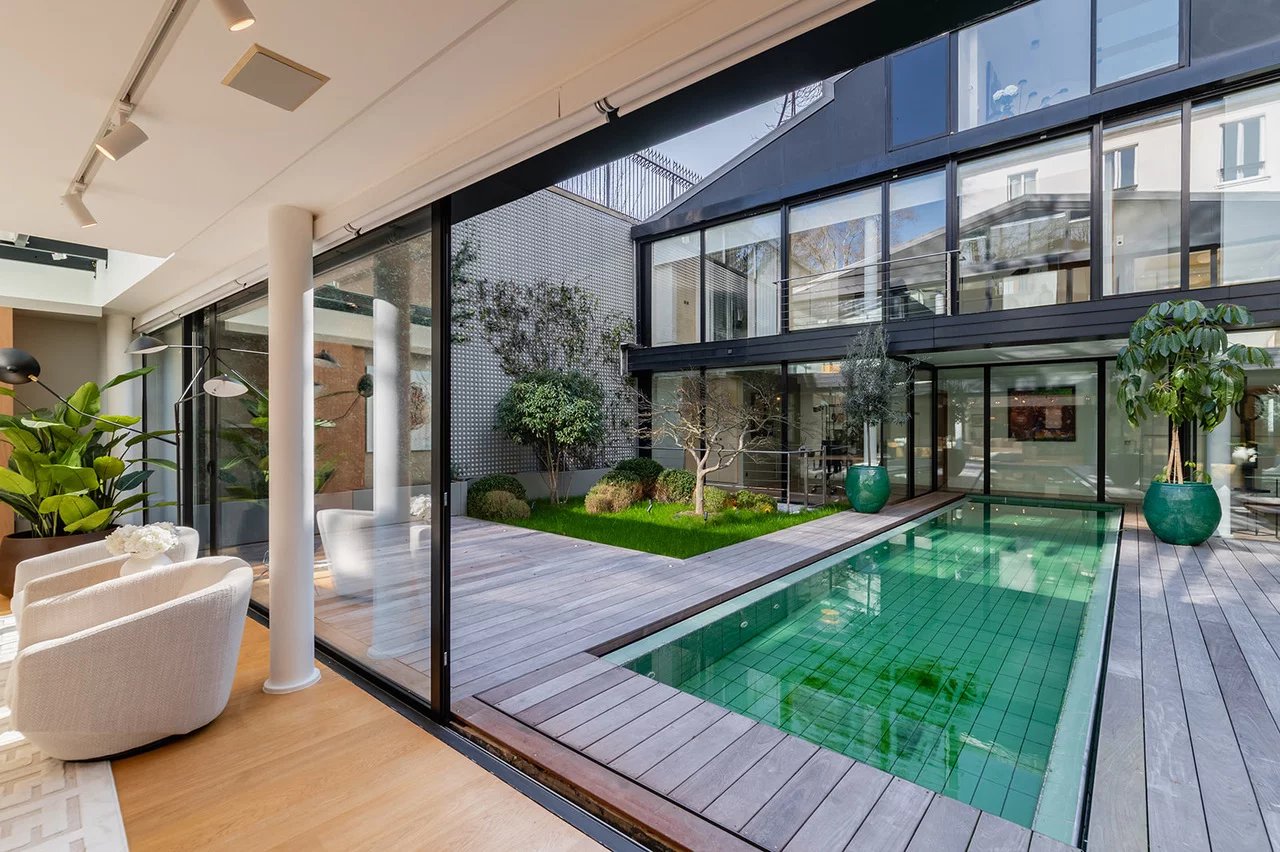 A vendre Paris 7é - Vaneau - Maison d'architecte unique avec bassin de nage