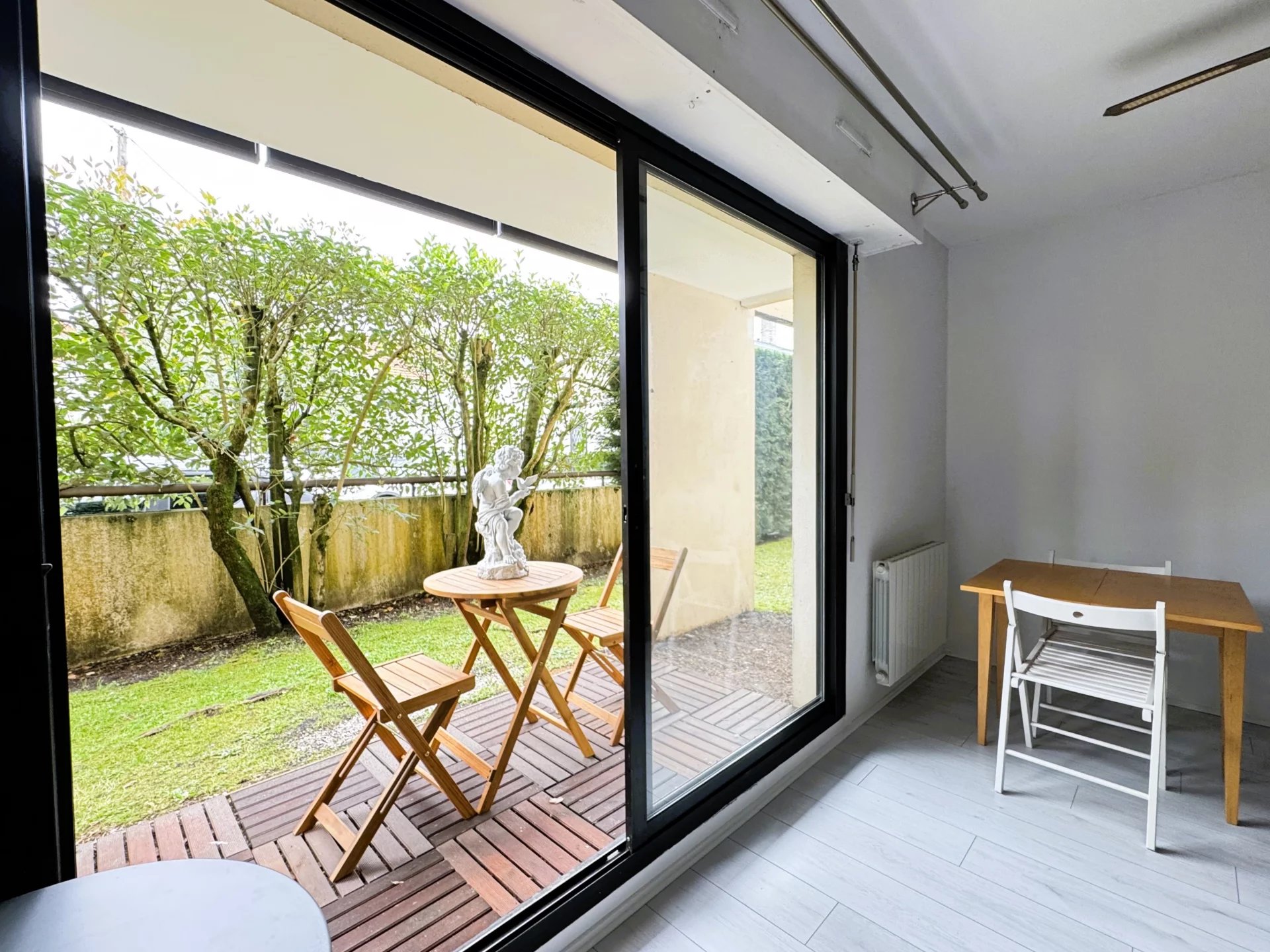 Grand T2 petite terrasse parking