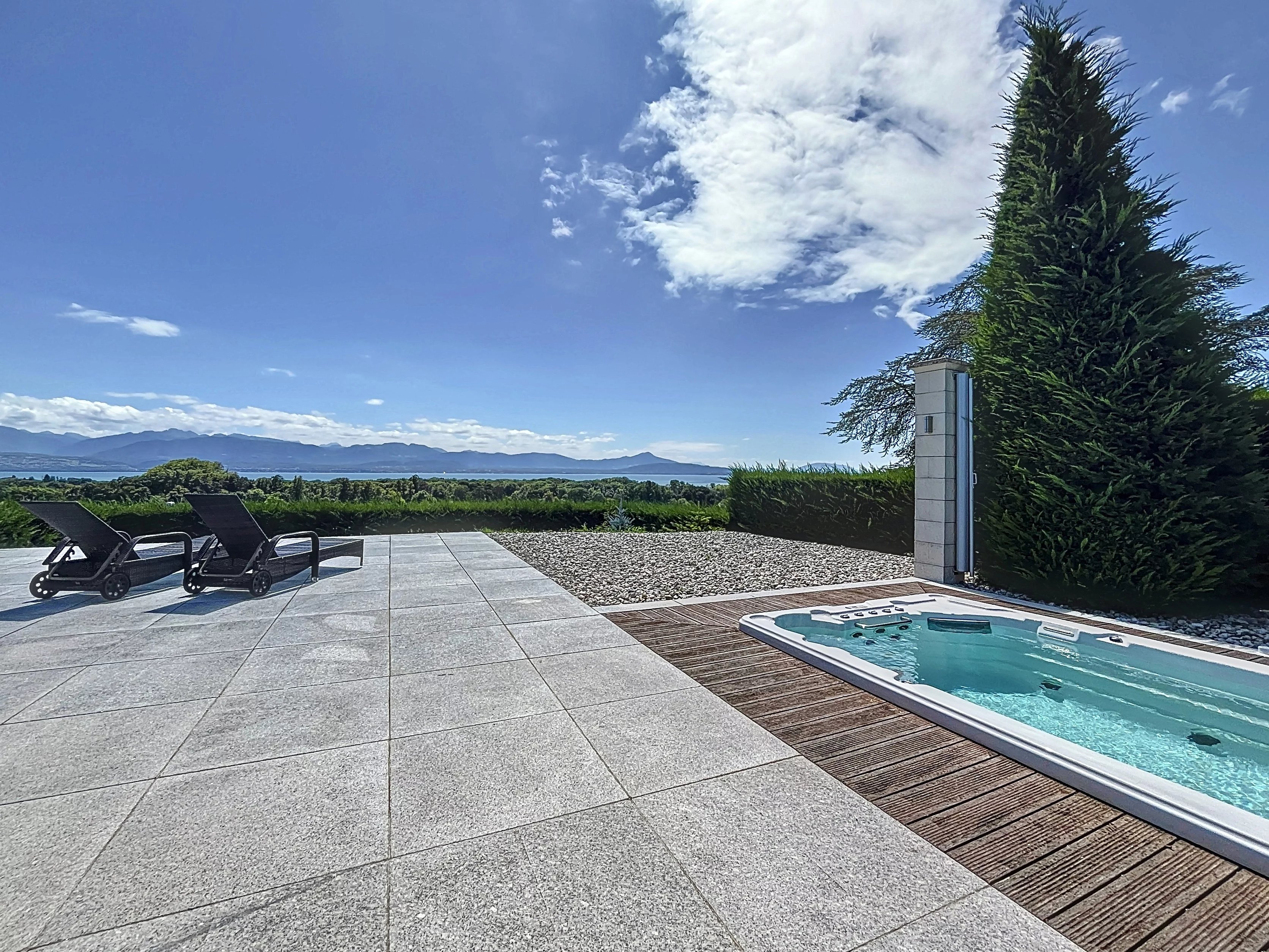 Magnificent villa with breathtaking lake view