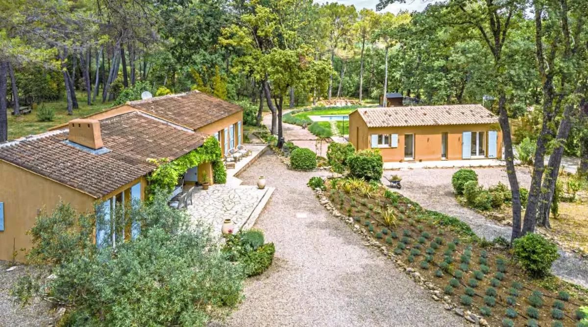 LORGUES 2 HOUSES SETS ON 8480 M² WITH POOL LORGUES 2 HOUSES SETS ON 8480 M² WITH POOL