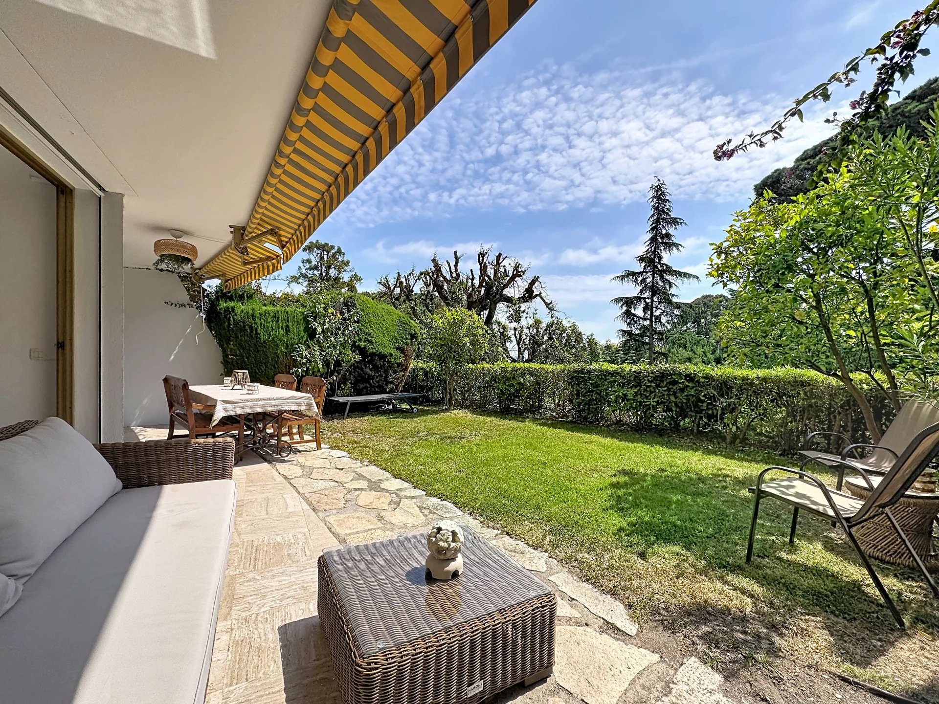 CANNES 2P GROUND FLOOR GARDEN TERRACE