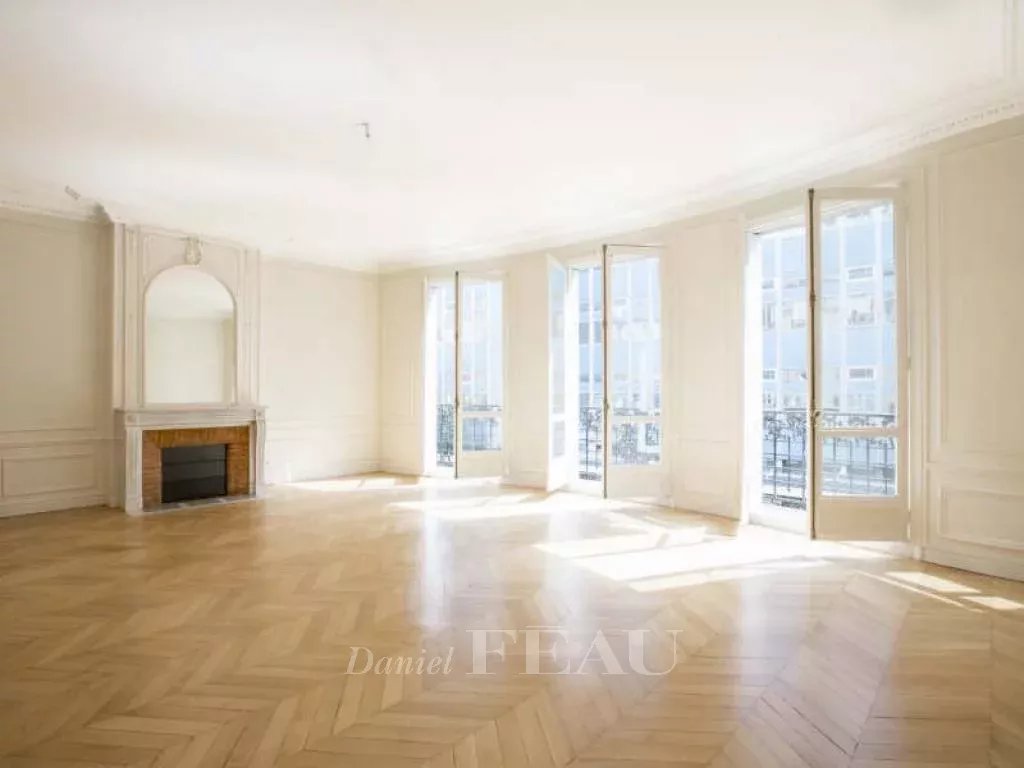 Paris 16th District – An elegant three-bed apartment