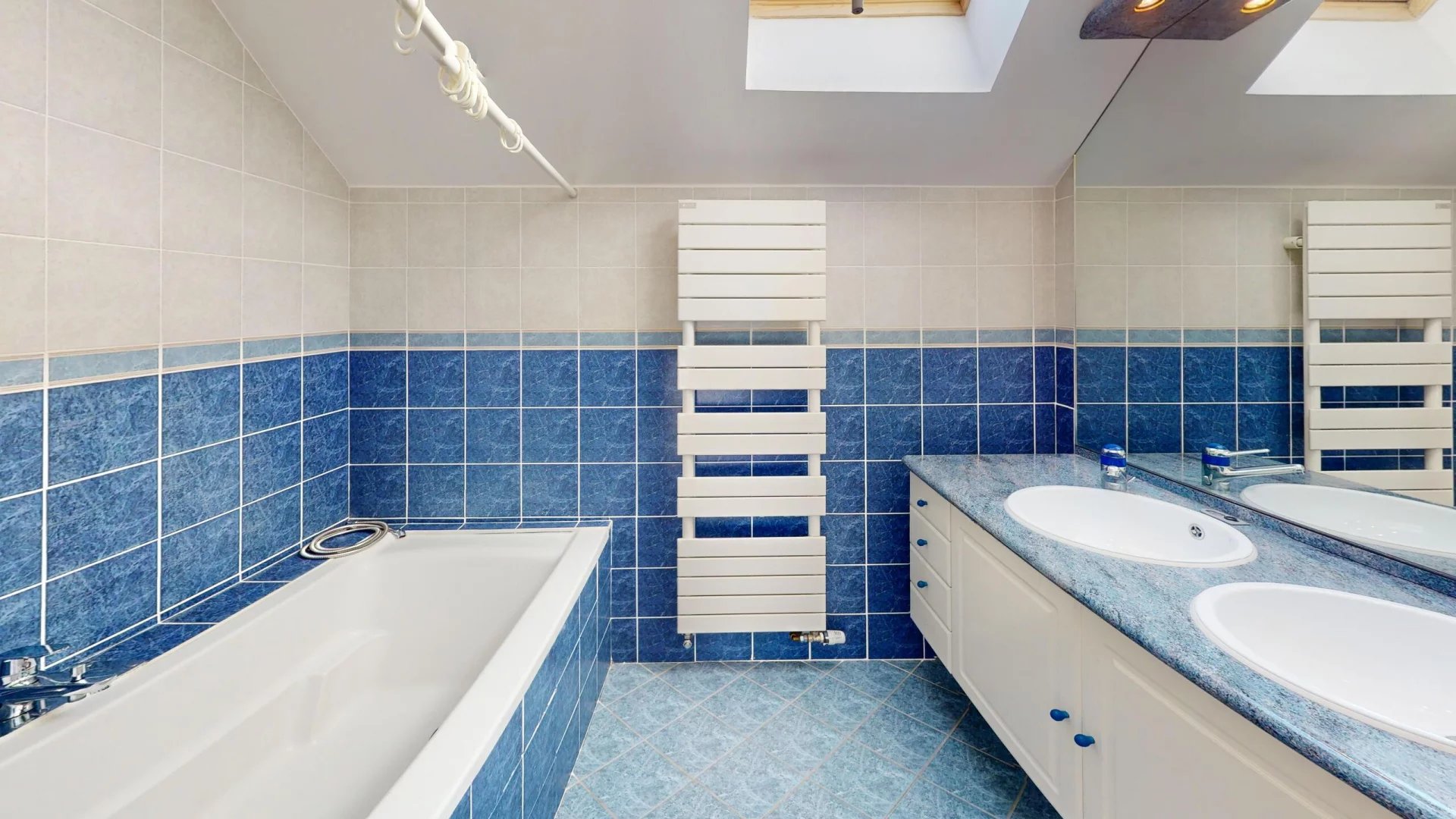 Villa 3 chambres, 3 SdB, jardin, dans résidence piscine - prox. Genève