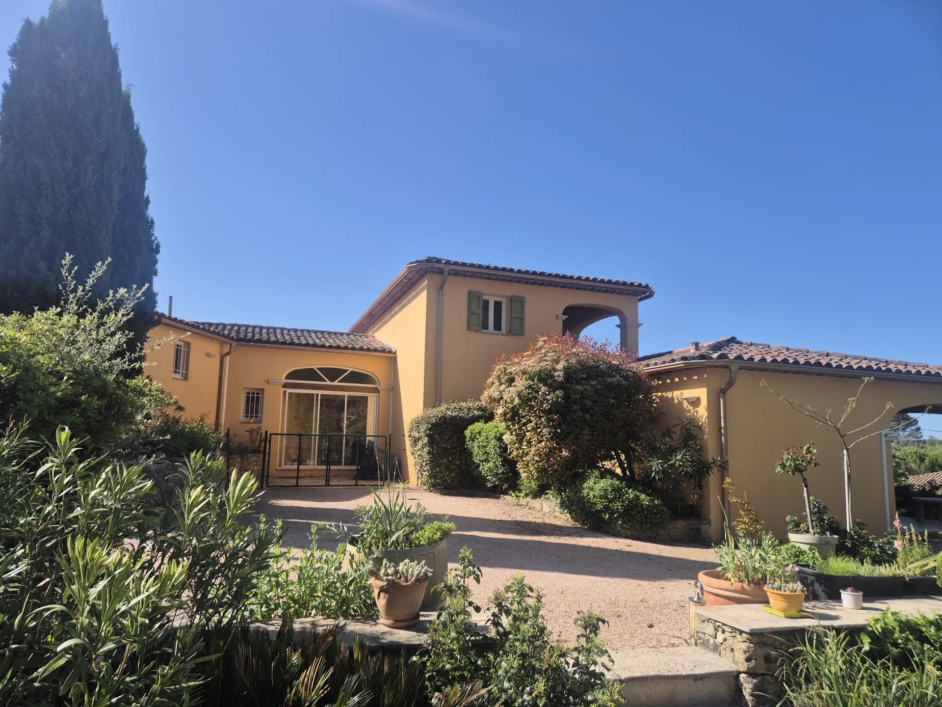COTIGNAC TRES BELLE VILLA AVEC OLIVERAIE