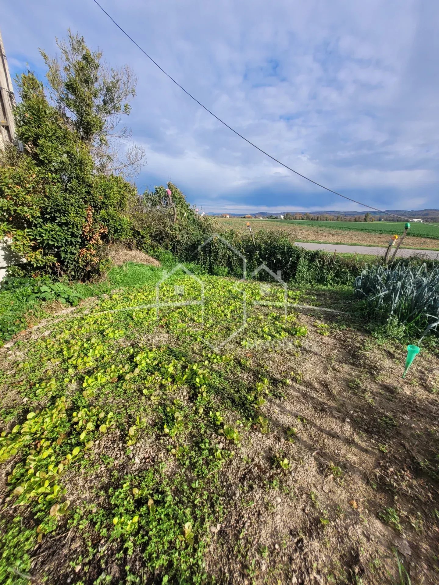 ANNEYRON, maison 2 pièces à rénover avec dépendances