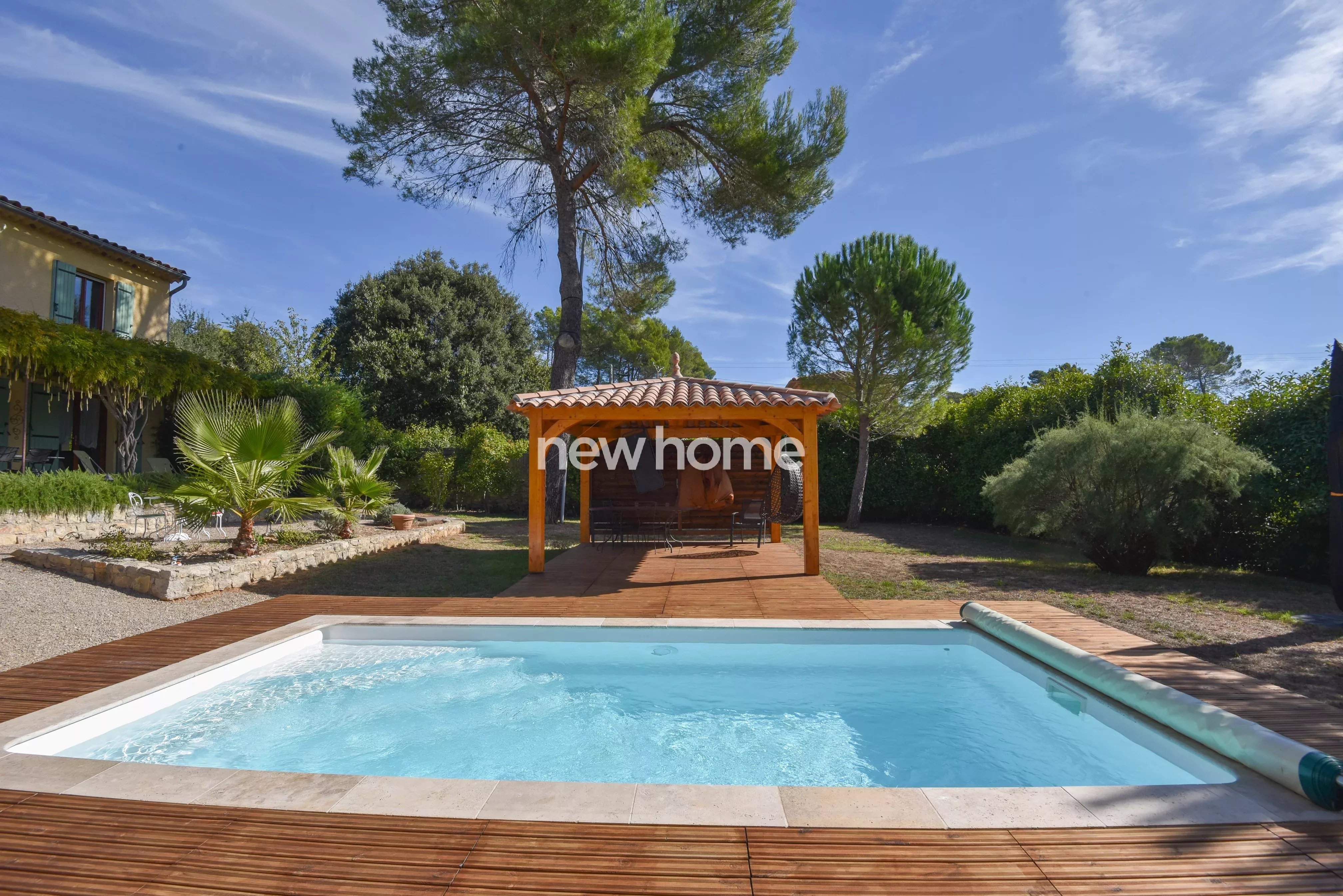 Maison tout confort avec grand jardin, garage, piscine et proximité du village