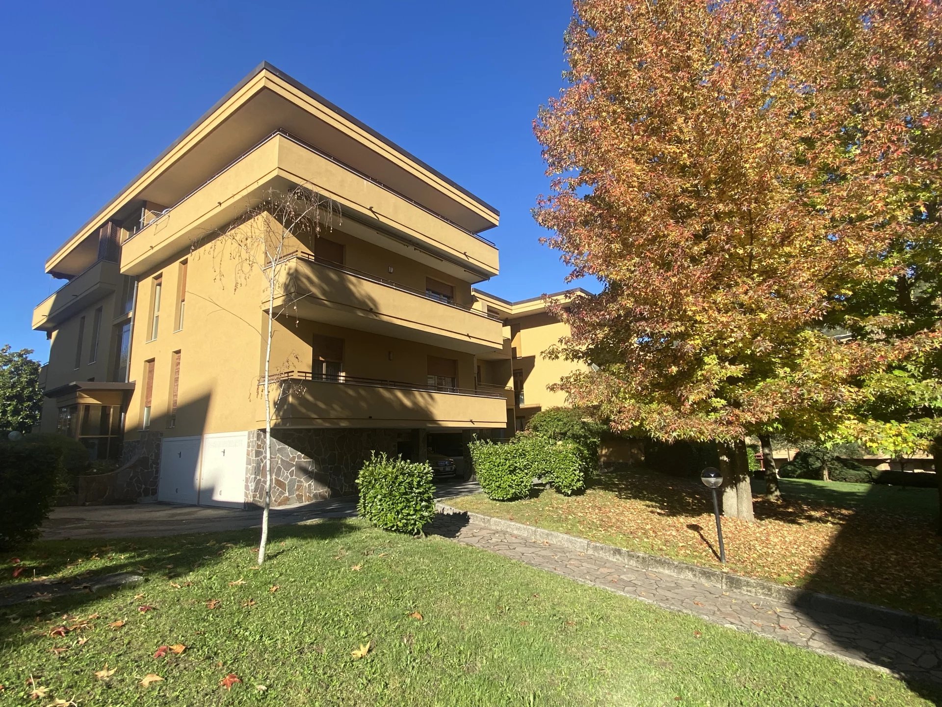 splendido tre locali con terrazzo e box