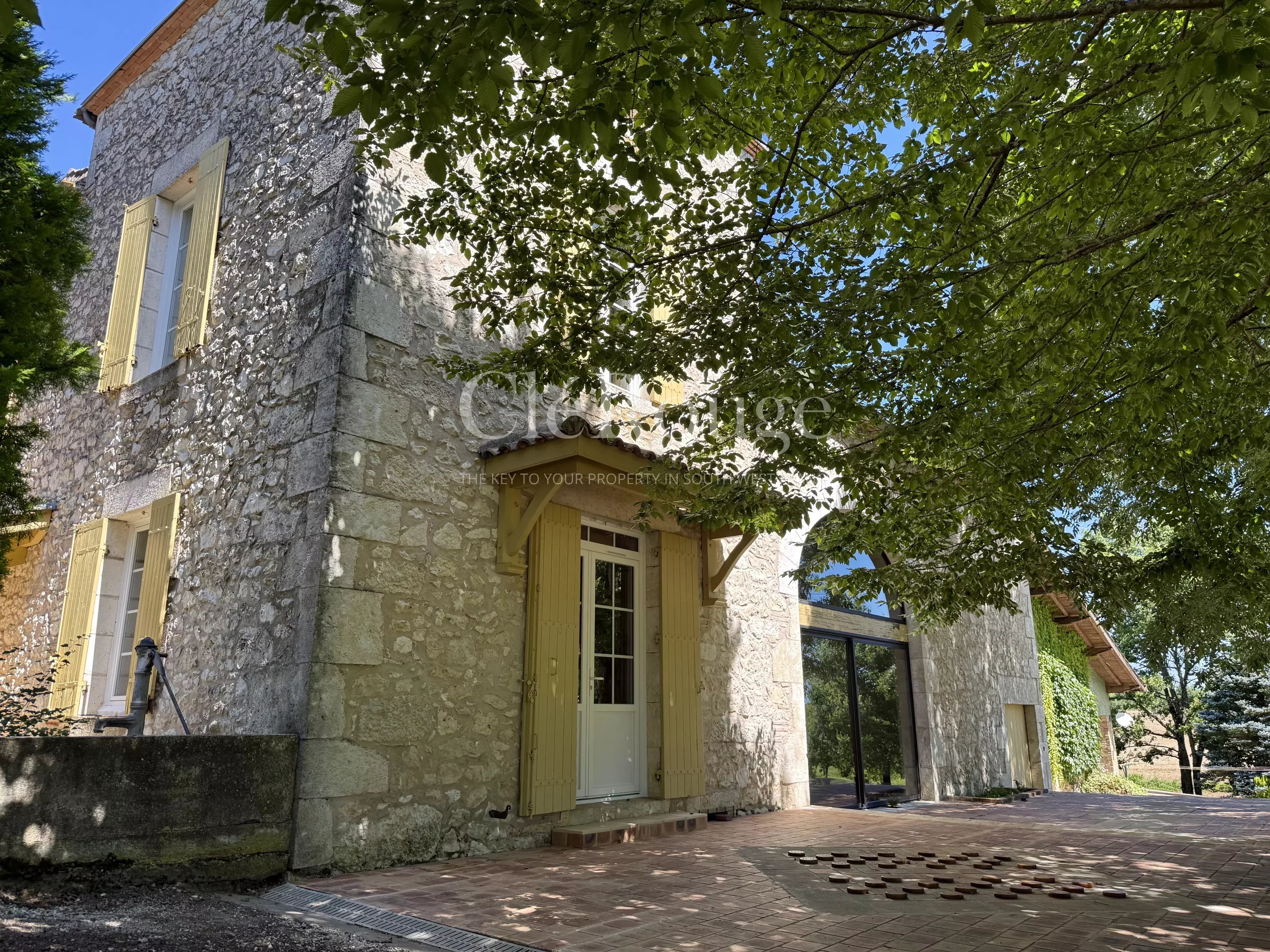 Close to Duras - Characterful and spacious property with swimming pool and stunning views