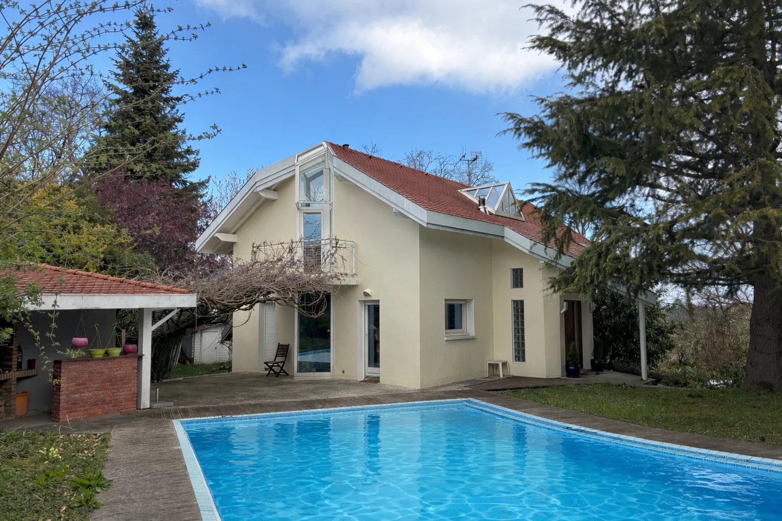 Architektenvilla mit Pool, nur 5 Minuten von der Grenze entfernt