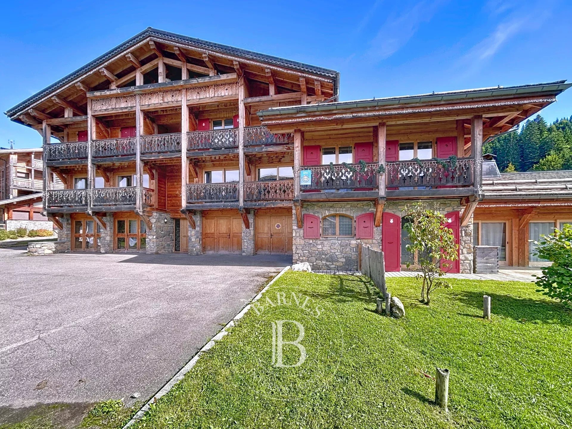 Photo of Les Gets – Ski-in/Ski-out property with 3 units