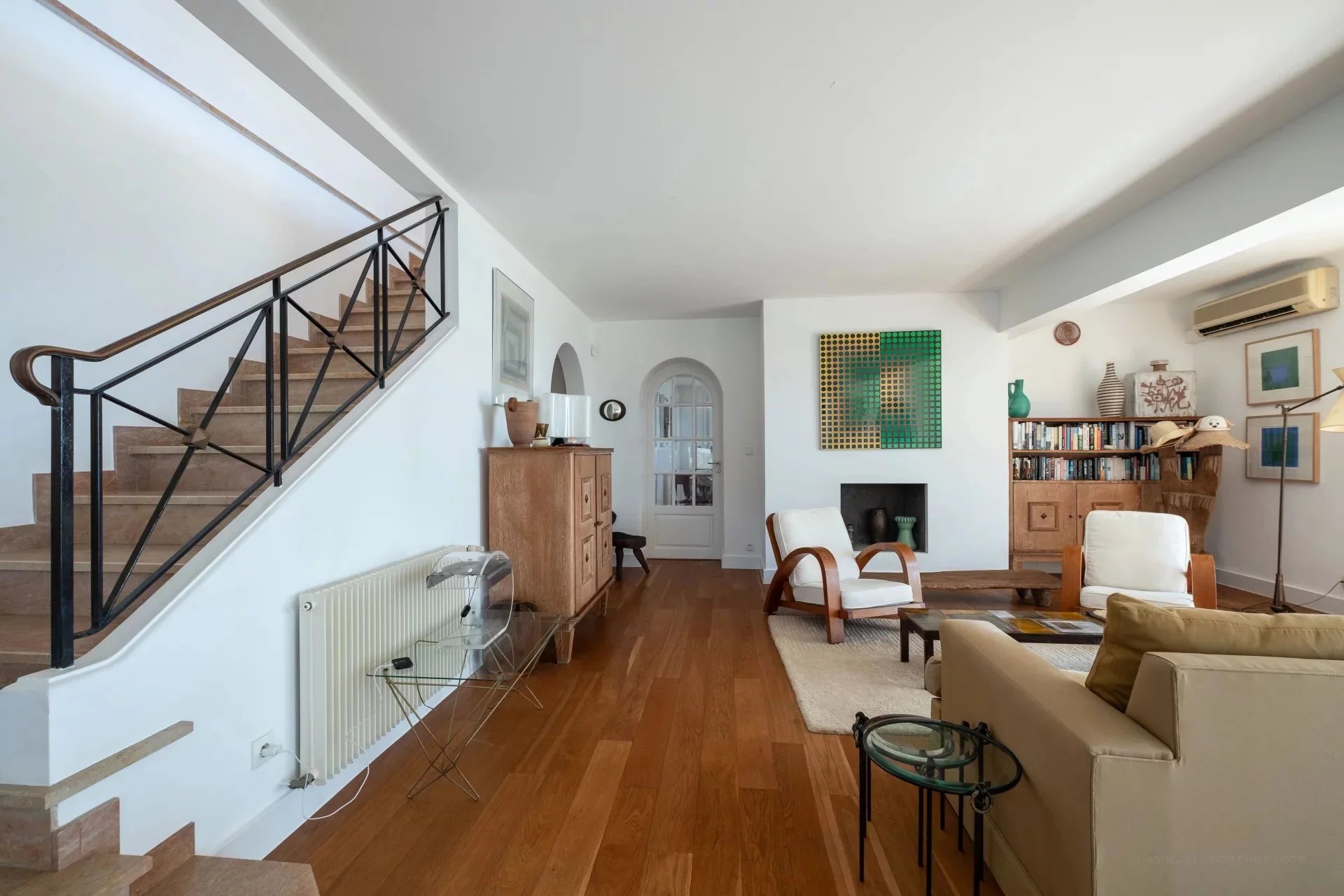 Villa provençale en deuxième ligne avec jardins plats, piscine chauffée et vue sur la mer