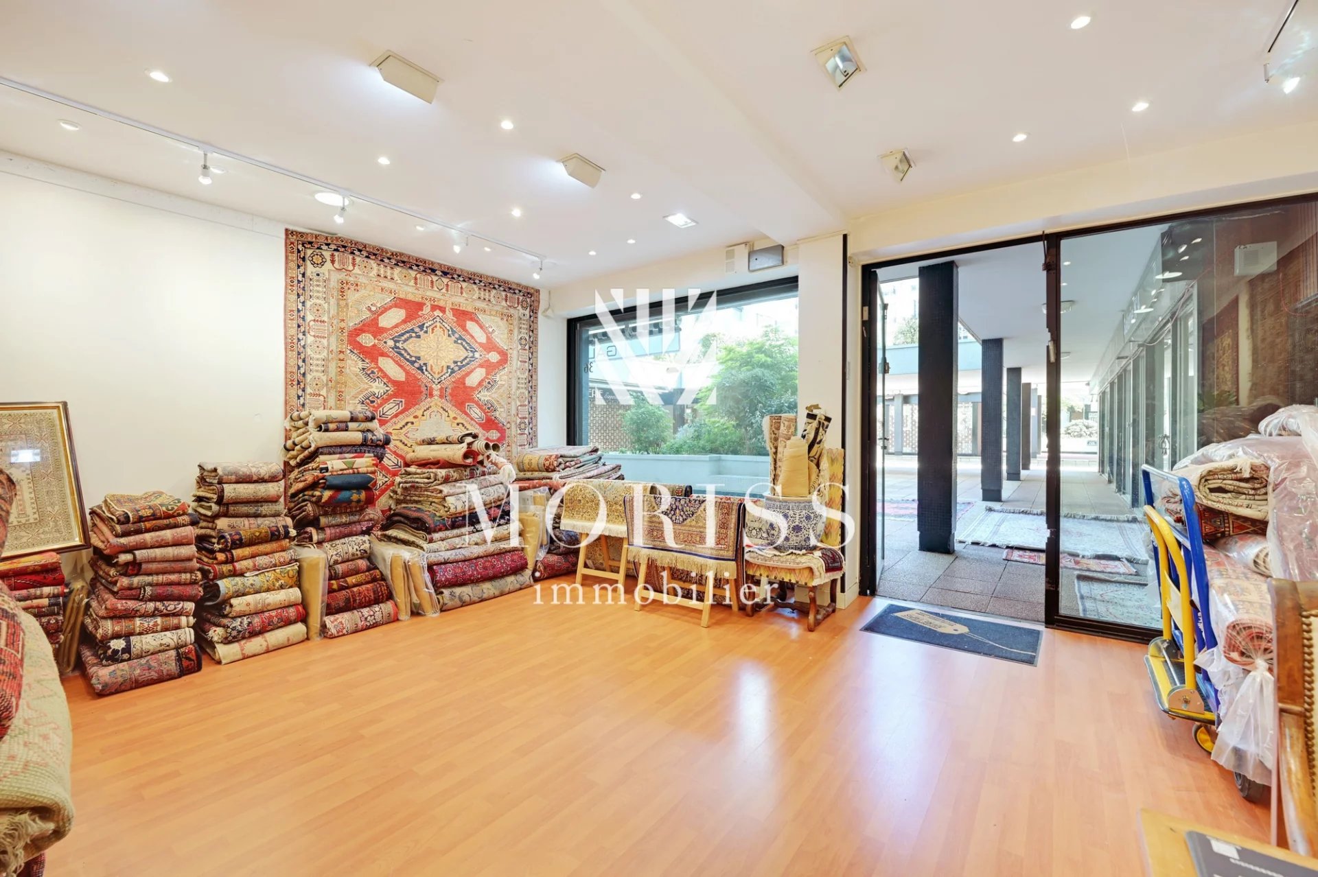 Boutique Antiquaire - Image Array