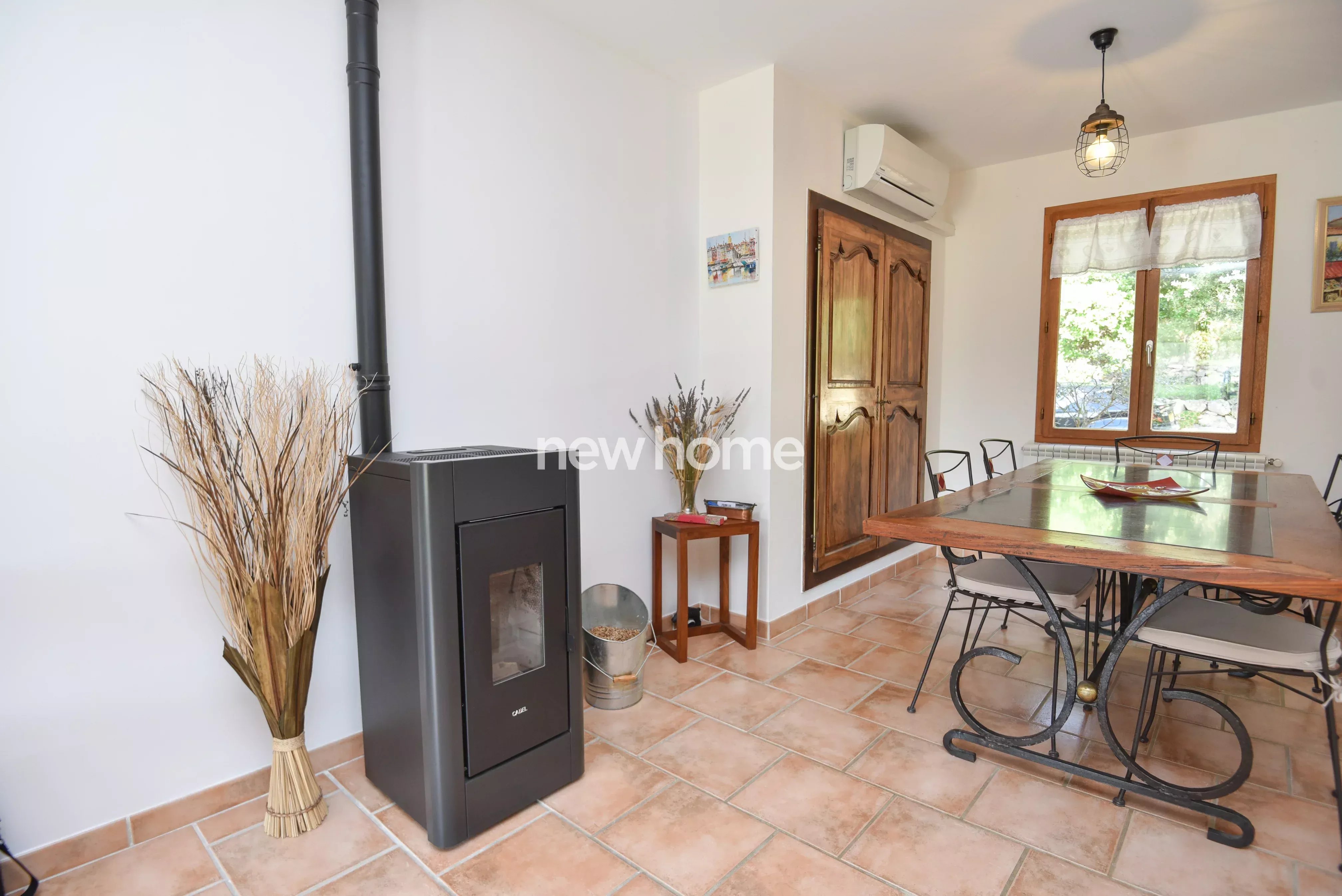 Maison tout confort avec grand jardin, garage, piscine et proximité du village