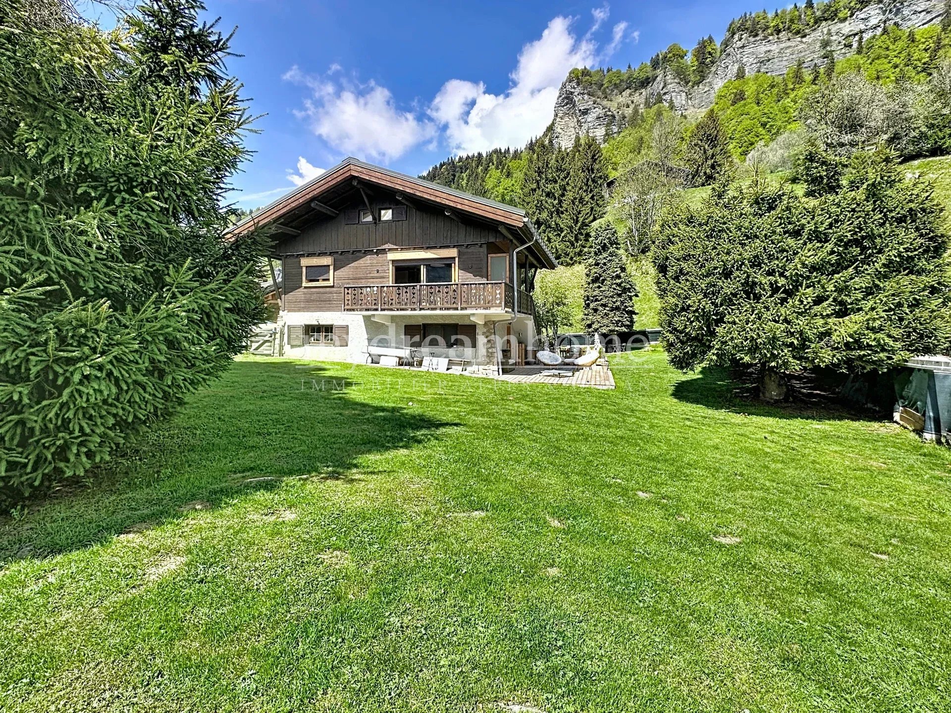 TRES JOLI CHALET VUE MONT BLANC ET TERRAIN PLAT CONSTRUCTIBLE SUR LES HAUTEURS DE SAINT NICOLAS LA CHAPELLE (73590)